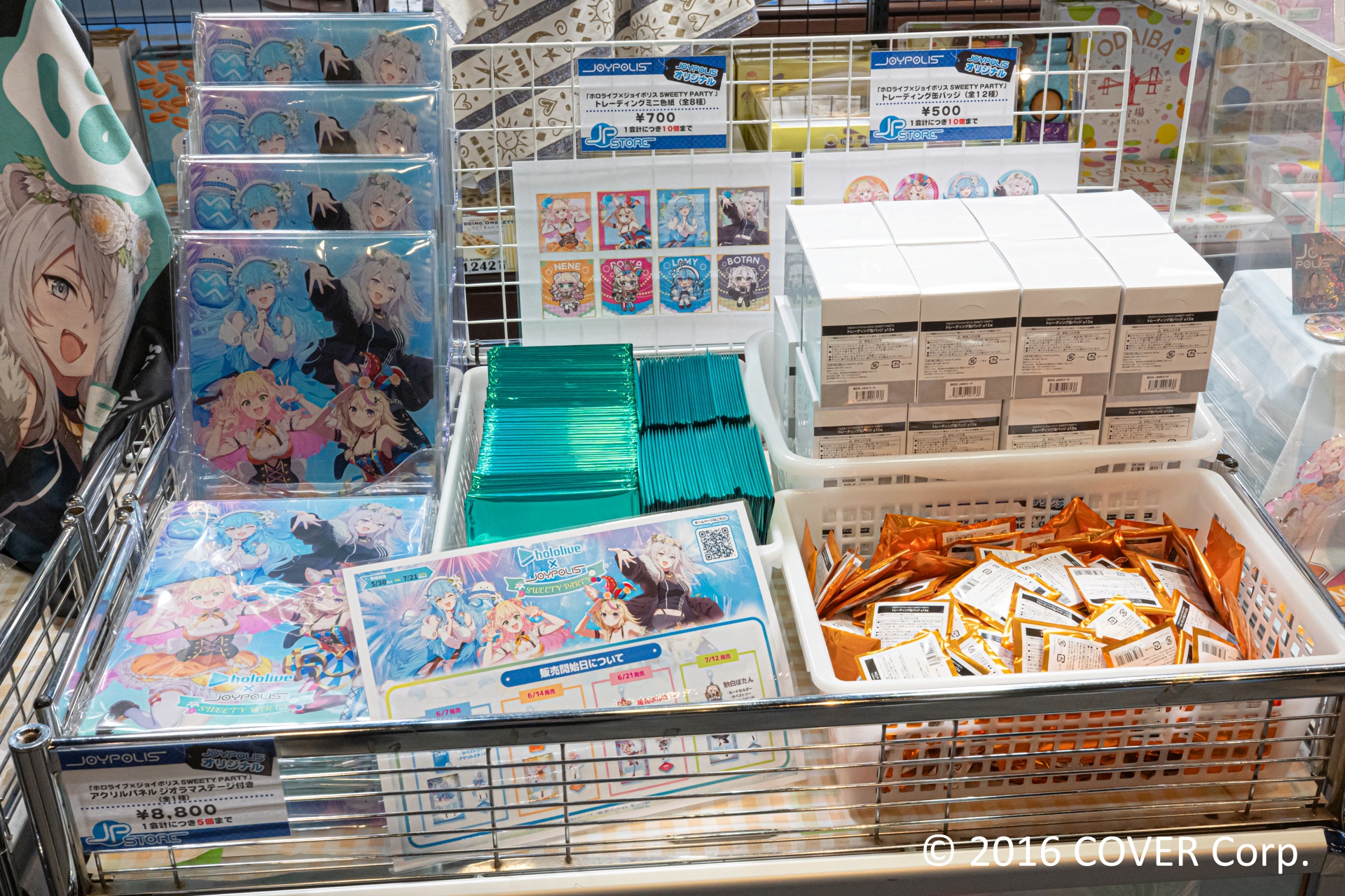 コラボメニューを注文できるカフェレストラン「Frame cafe」では、本イベント描き下ろしイラストでラッピングされたテーブルも用意されている。コラボメニューはもちろん、ぜひ思い思いのグッズとともに写真に収めてほしい。