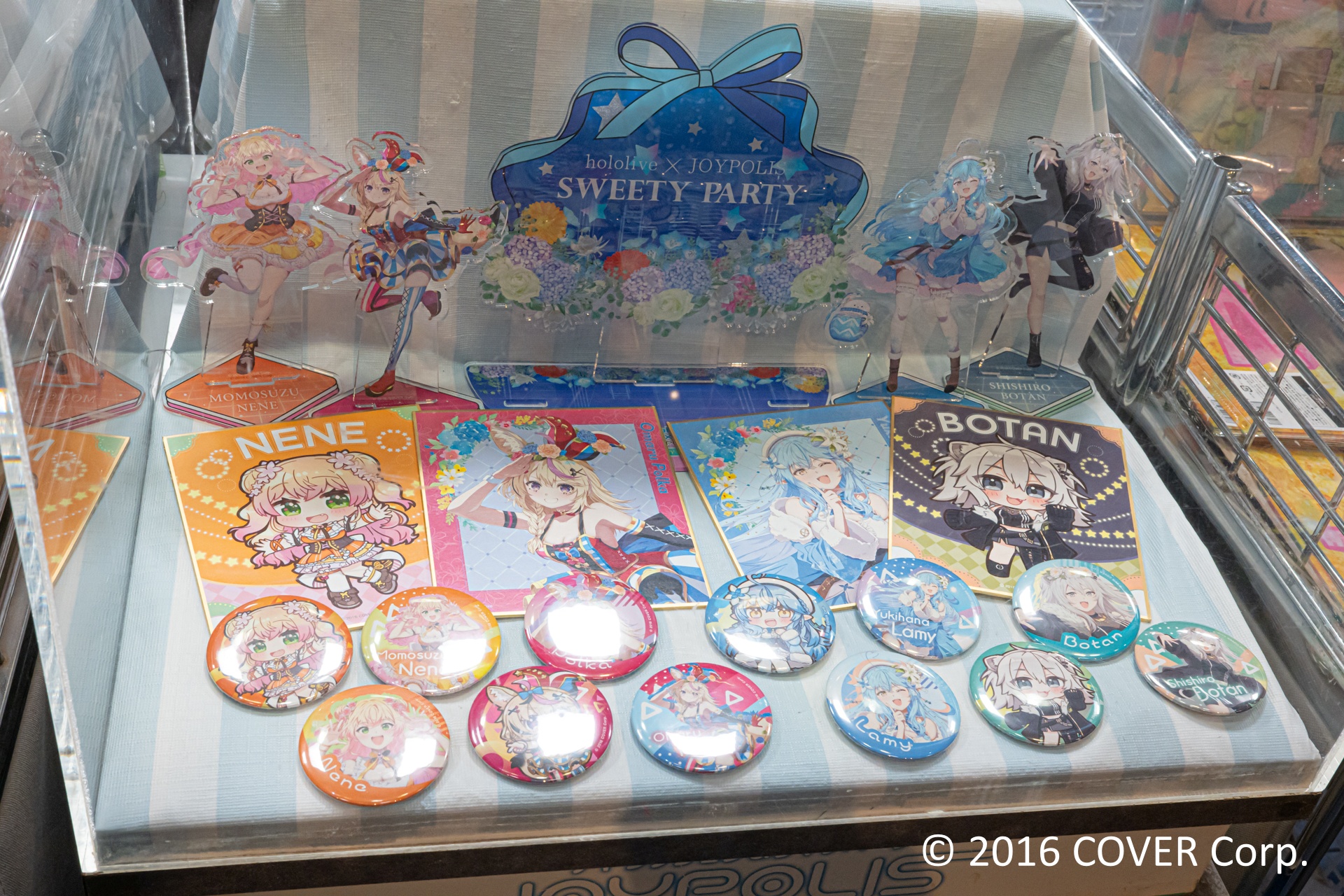 コラボメニューを注文できるカフェレストラン「Frame cafe」では、本イベント描き下ろしイラストでラッピングされたテーブルも用意されている。コラボメニューはもちろん、ぜひ思い思いのグッズとともに写真に収めてほしい。