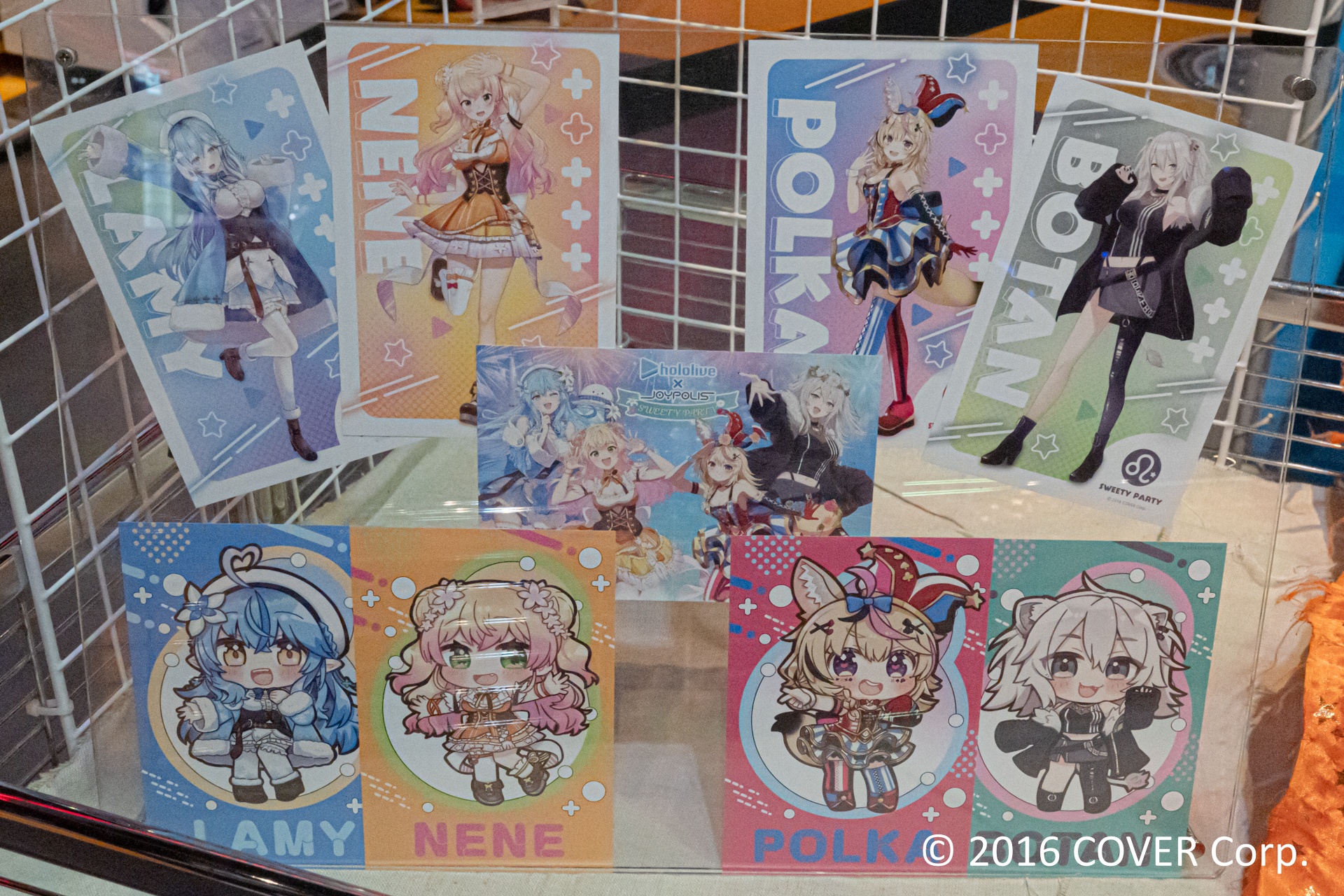 コラボメニューを注文できるカフェレストラン「Frame cafe」では、本イベント描き下ろしイラストでラッピングされたテーブルも用意されている。コラボメニューはもちろん、ぜひ思い思いのグッズとともに写真に収めてほしい。