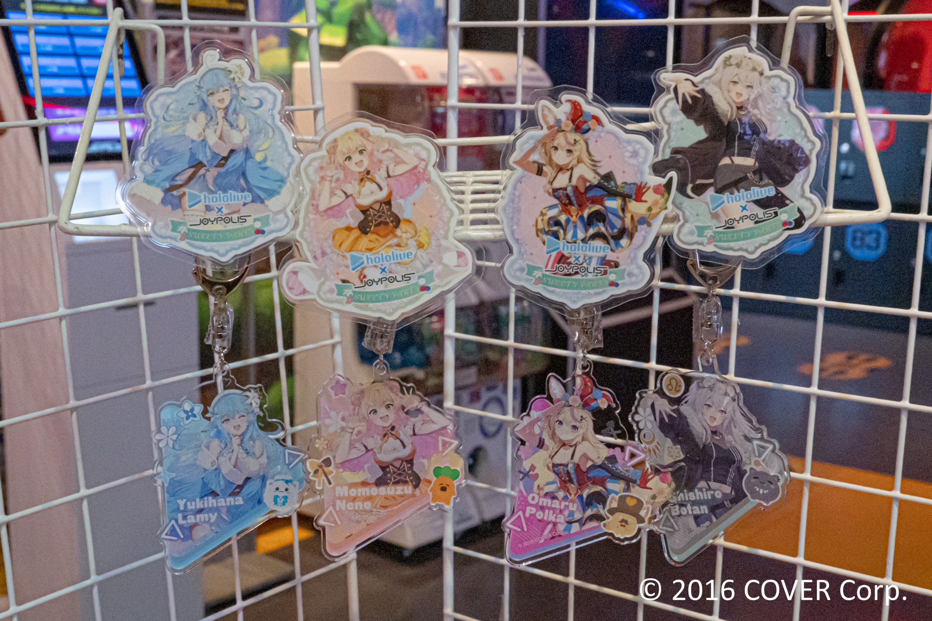 コラボメニューを注文できるカフェレストラン「Frame cafe」では、本イベント描き下ろしイラストでラッピングされたテーブルも用意されている。コラボメニューはもちろん、ぜひ思い思いのグッズとともに写真に収めてほしい。