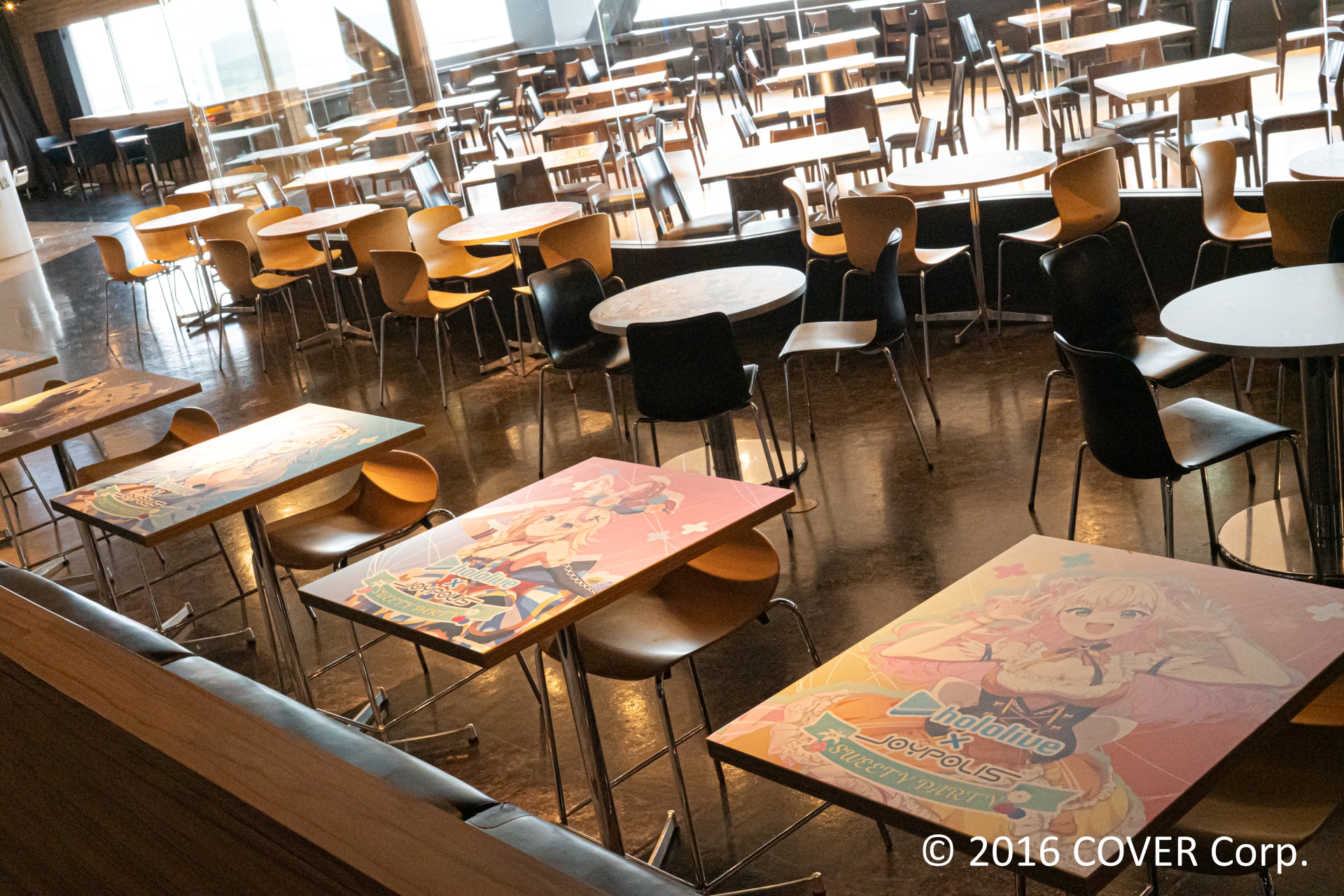 コラボメニューを注文できるカフェレストラン「Frame cafe」では、本イベント描き下ろしイラストでラッピングされたテーブルも用意されている。コラボメニューはもちろん、ぜひ思い思いのグッズとともに写真に収めてほしい。