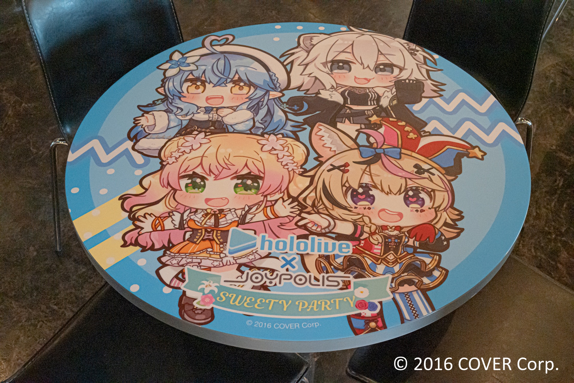 コラボメニューを注文できるカフェレストラン「Frame cafe」では、本イベント描き下ろしイラストでラッピングされたテーブルも用意されている。コラボメニューはもちろん、ぜひ思い思いのグッズとともに写真に収めてほしい。