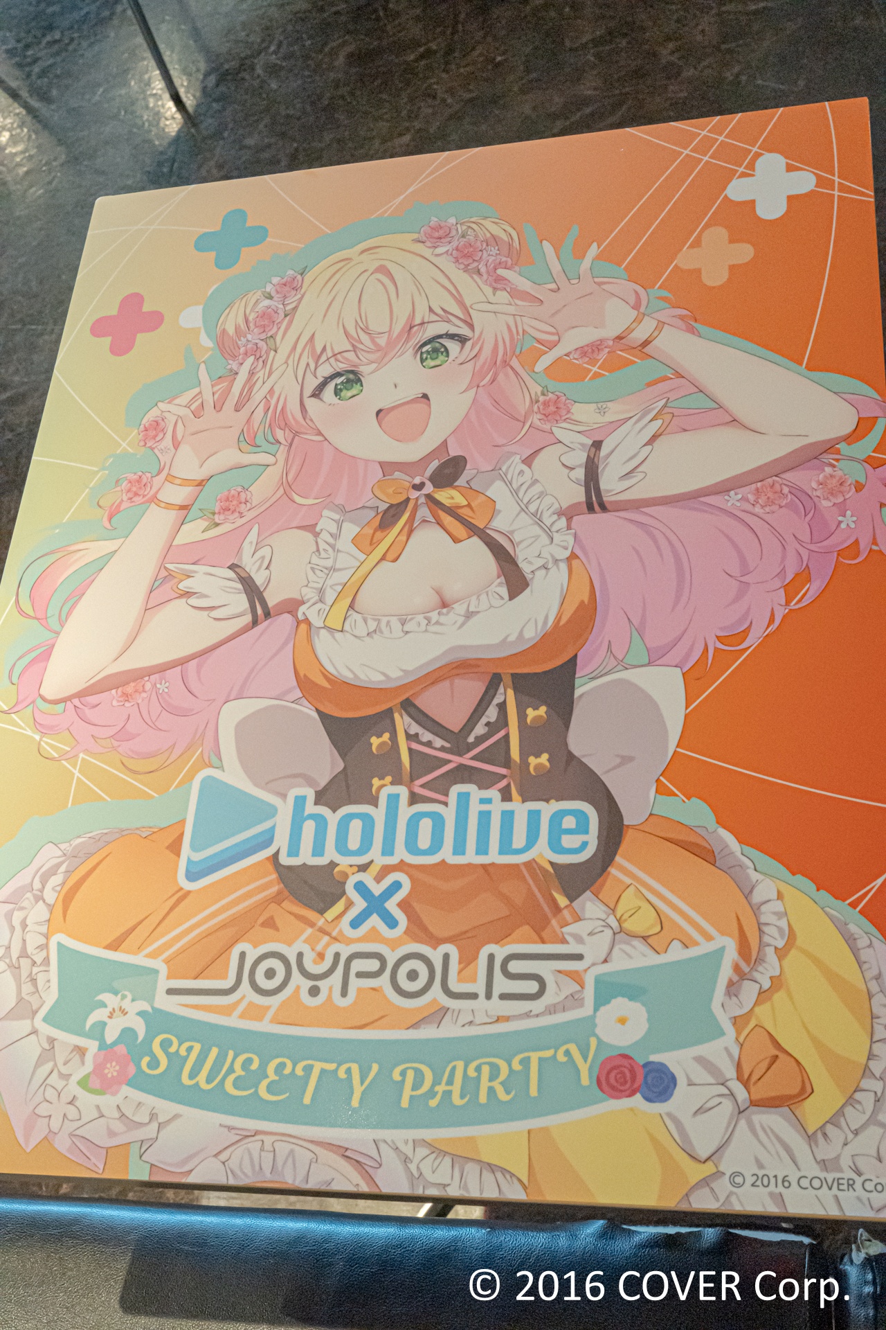 コラボメニューを注文できるカフェレストラン「Frame cafe」では、本イベント描き下ろしイラストでラッピングされたテーブルも用意されている。コラボメニューはもちろん、ぜひ思い思いのグッズとともに写真に収めてほしい。