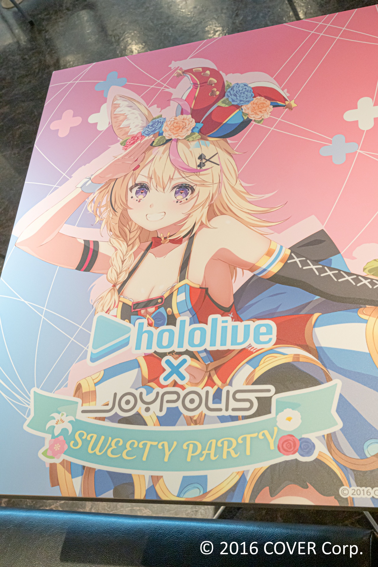 コラボメニューを注文できるカフェレストラン「Frame cafe」では、本イベント描き下ろしイラストでラッピングされたテーブルも用意されている。コラボメニューはもちろん、ぜひ思い思いのグッズとともに写真に収めてほしい。