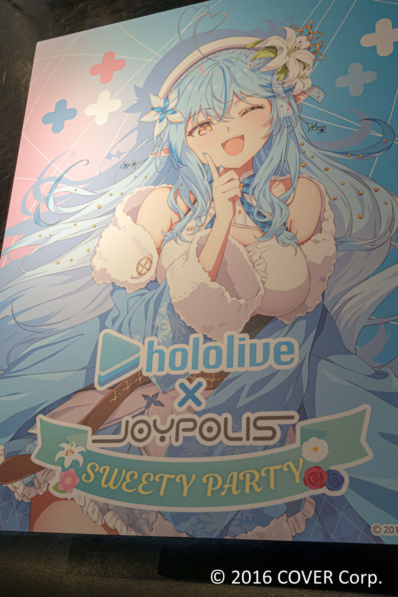 コラボメニューを注文できるカフェレストラン「Frame cafe」では、本イベント描き下ろしイラストでラッピングされたテーブルも用意されている。コラボメニューはもちろん、ぜひ思い思いのグッズとともに写真に収めてほしい。