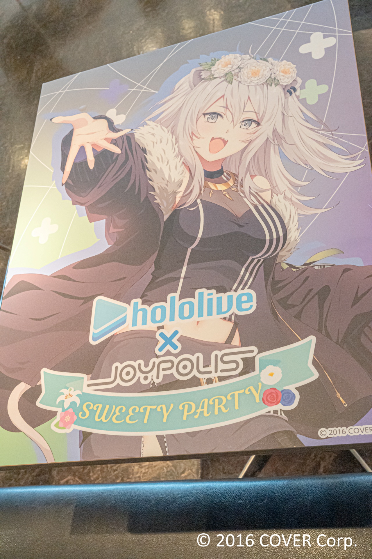 コラボメニューを注文できるカフェレストラン「Frame cafe」では、本イベント描き下ろしイラストでラッピングされたテーブルも用意されている。コラボメニューはもちろん、ぜひ思い思いのグッズとともに写真に収めてほしい。