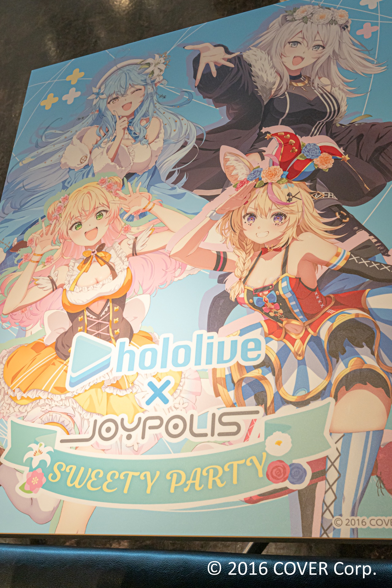 コラボメニューを注文できるカフェレストラン「Frame cafe」では、本イベント描き下ろしイラストでラッピングされたテーブルも用意されている。コラボメニューはもちろん、ぜひ思い思いのグッズとともに写真に収めてほしい。