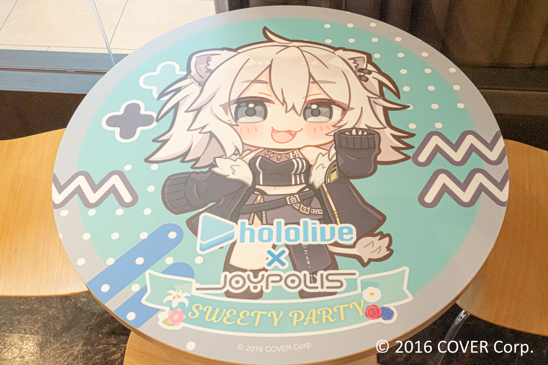 コラボメニューを注文できるカフェレストラン「Frame cafe」では、本イベント描き下ろしイラストでラッピングされたテーブルも用意されている。コラボメニューはもちろん、ぜひ思い思いのグッズとともに写真に収めてほしい。