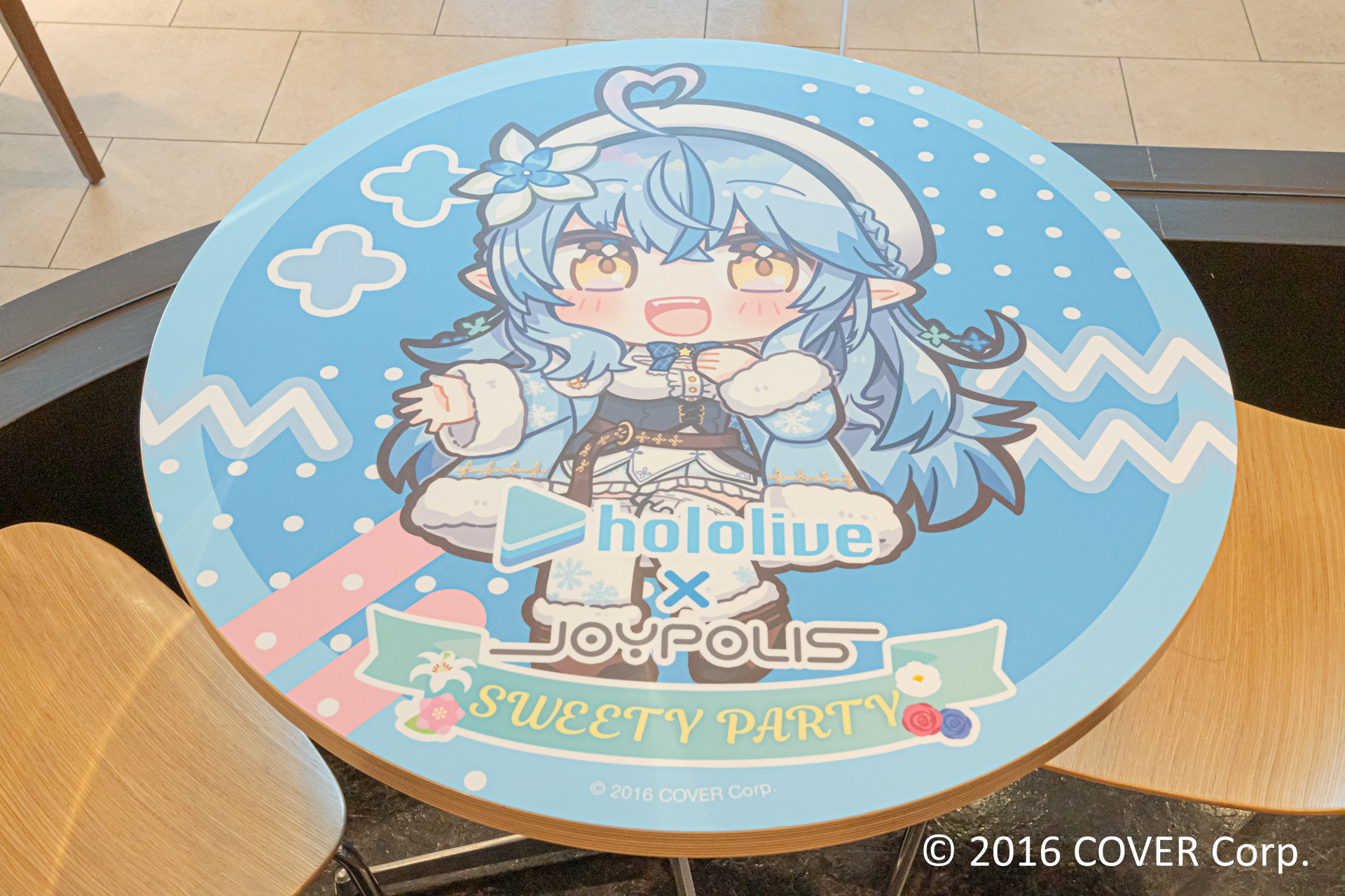 コラボメニューを注文できるカフェレストラン「Frame cafe」では、本イベント描き下ろしイラストでラッピングされたテーブルも用意されている。コラボメニューはもちろん、ぜひ思い思いのグッズとともに写真に収めてほしい。