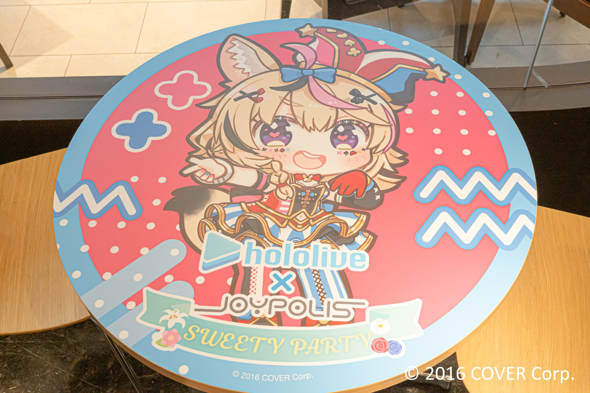 コラボメニューを注文できるカフェレストラン「Frame cafe」では、本イベント描き下ろしイラストでラッピングされたテーブルも用意されている。コラボメニューはもちろん、ぜひ思い思いのグッズとともに写真に収めてほしい。