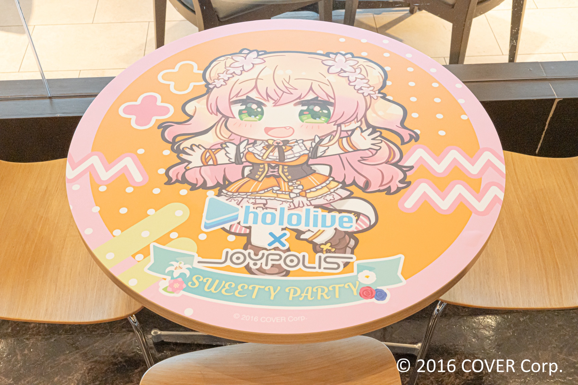 コラボメニューを注文できるカフェレストラン「Frame cafe」では、本イベント描き下ろしイラストでラッピングされたテーブルも用意されている。コラボメニューはもちろん、ぜひ思い思いのグッズとともに写真に収めてほしい。