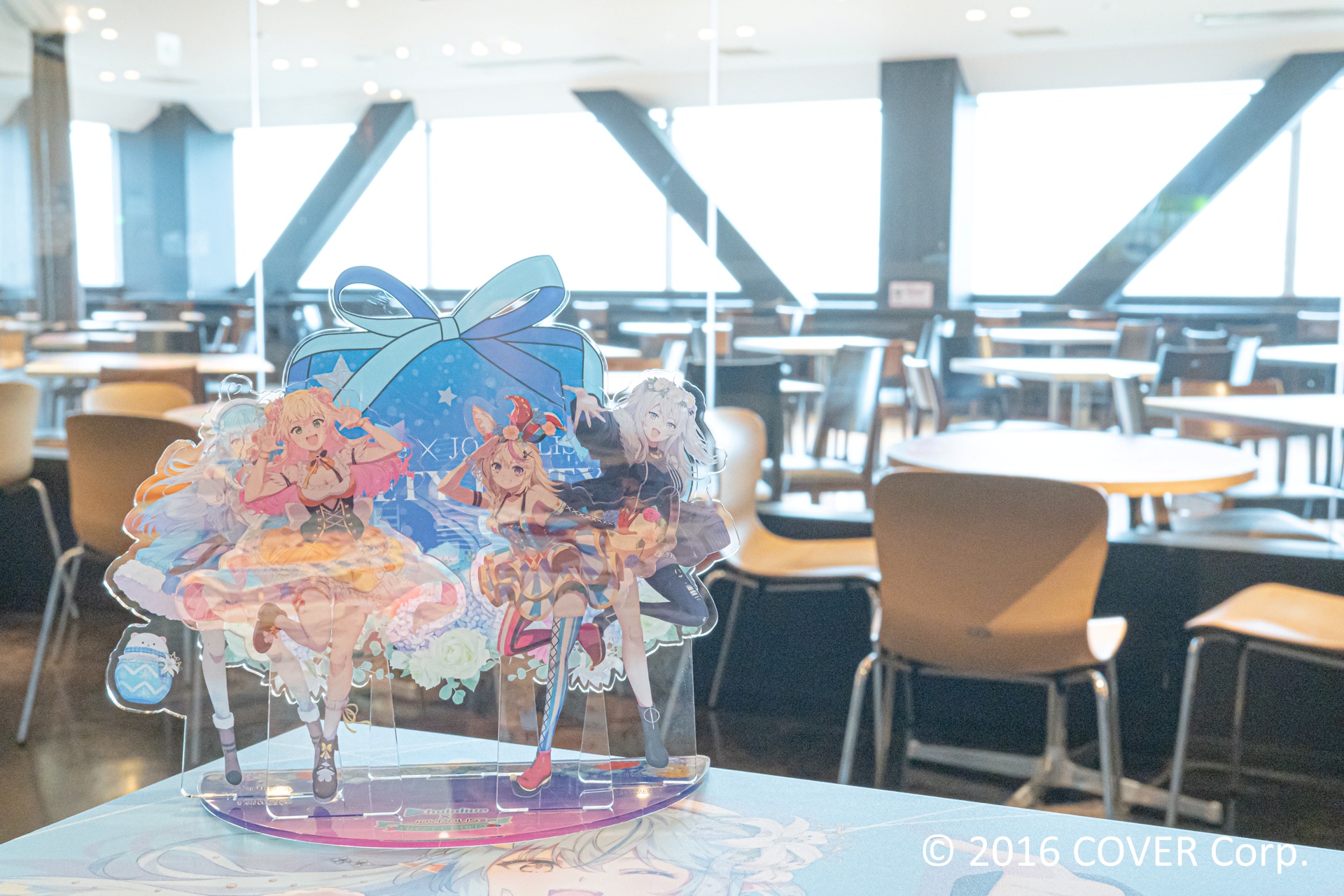 コラボメニューを注文できるカフェレストラン「Frame cafe」では、本イベント描き下ろしイラストでラッピングされたテーブルも用意されている。コラボメニューはもちろん、ぜひ思い思いのグッズとともに写真に収めてほしい。