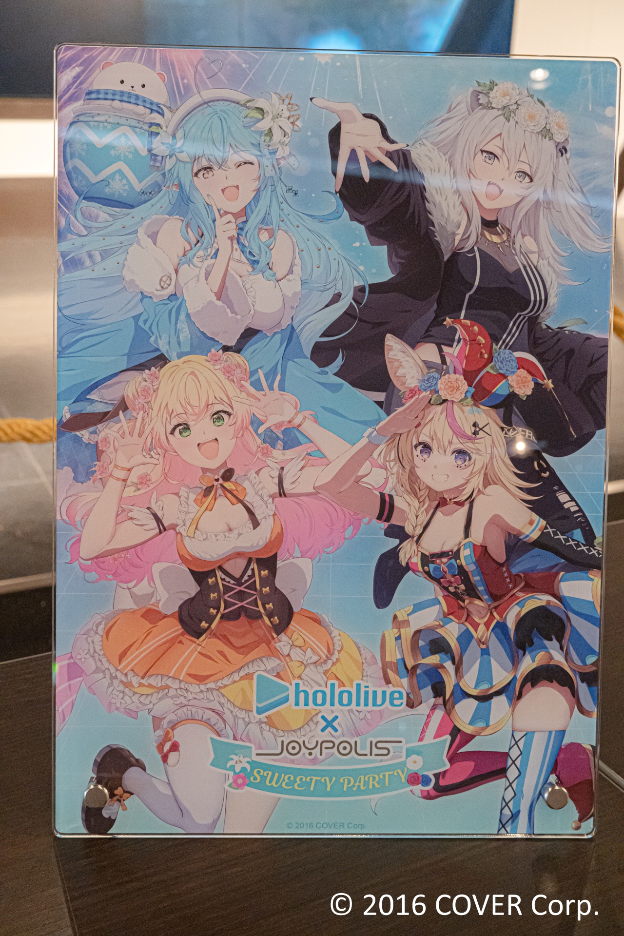 コラボメニューを注文できるカフェレストラン「Frame cafe」では、本イベント描き下ろしイラストでラッピングされたテーブルも用意されている。コラボメニューはもちろん、ぜひ思い思いのグッズとともに写真に収めてほしい。