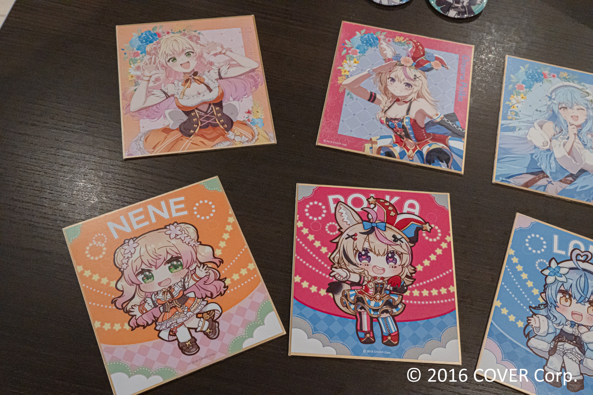 コラボメニューを注文できるカフェレストラン「Frame cafe」では、本イベント描き下ろしイラストでラッピングされたテーブルも用意されている。コラボメニューはもちろん、ぜひ思い思いのグッズとともに写真に収めてほしい。