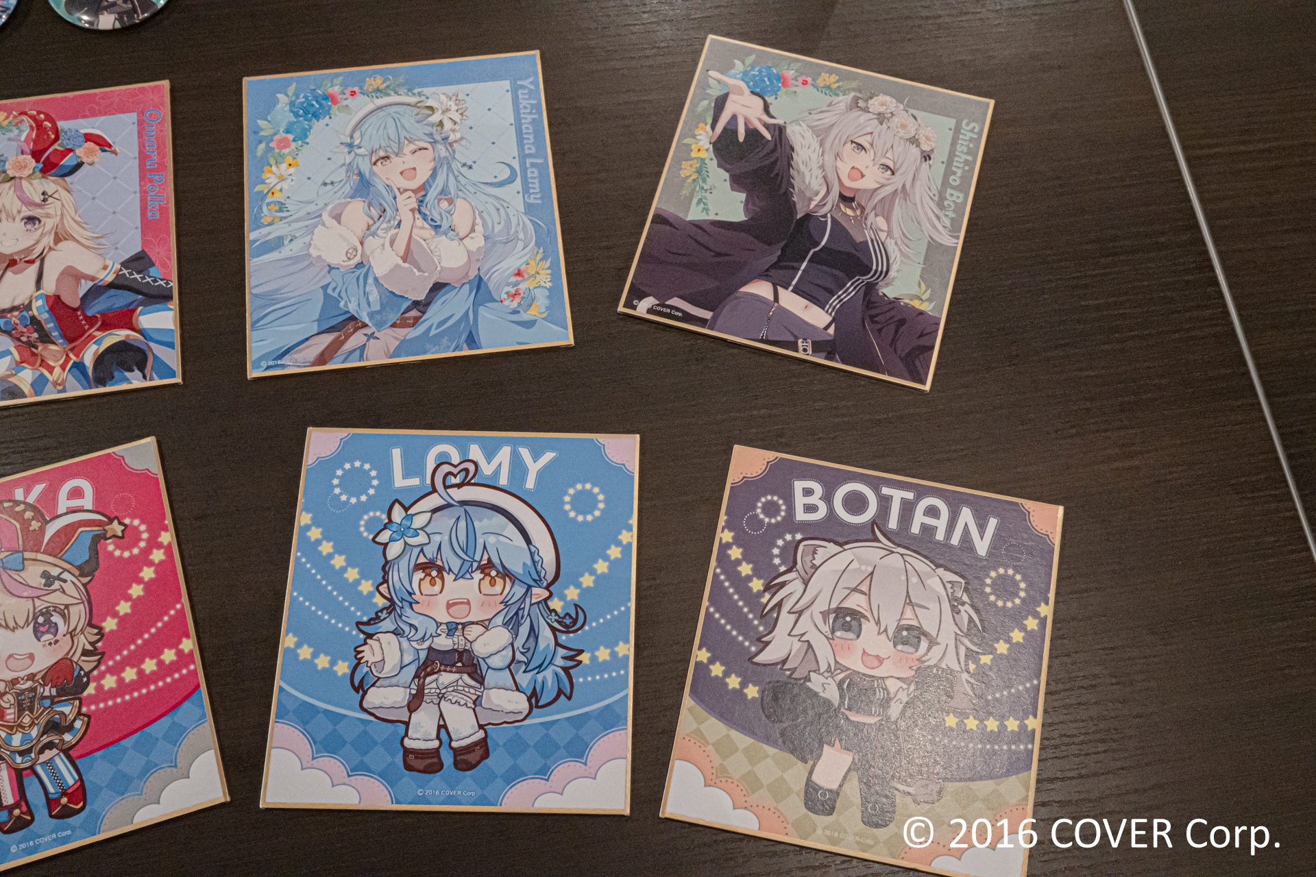 コラボメニューを注文できるカフェレストラン「Frame cafe」では、本イベント描き下ろしイラストでラッピングされたテーブルも用意されている。コラボメニューはもちろん、ぜひ思い思いのグッズとともに写真に収めてほしい。