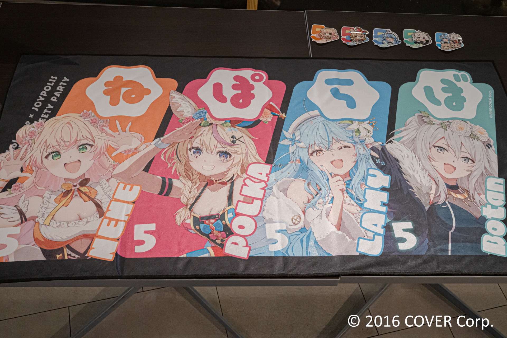 コラボメニューを注文できるカフェレストラン「Frame cafe」では、本イベント描き下ろしイラストでラッピングされたテーブルも用意されている。コラボメニューはもちろん、ぜひ思い思いのグッズとともに写真に収めてほしい。