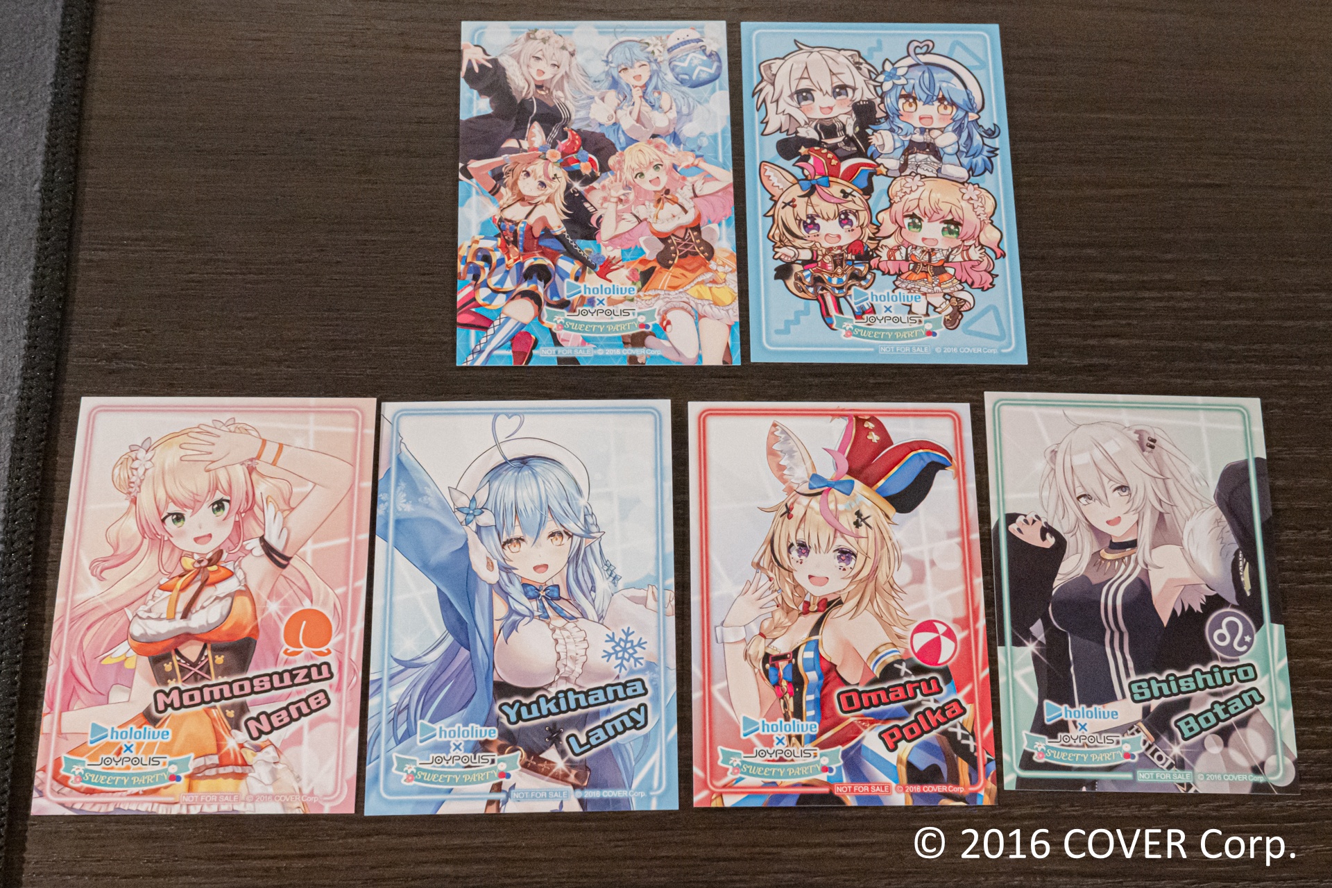 コラボメニューを注文できるカフェレストラン「Frame cafe」では、本イベント描き下ろしイラストでラッピングされたテーブルも用意されている。コラボメニューはもちろん、ぜひ思い思いのグッズとともに写真に収めてほしい。