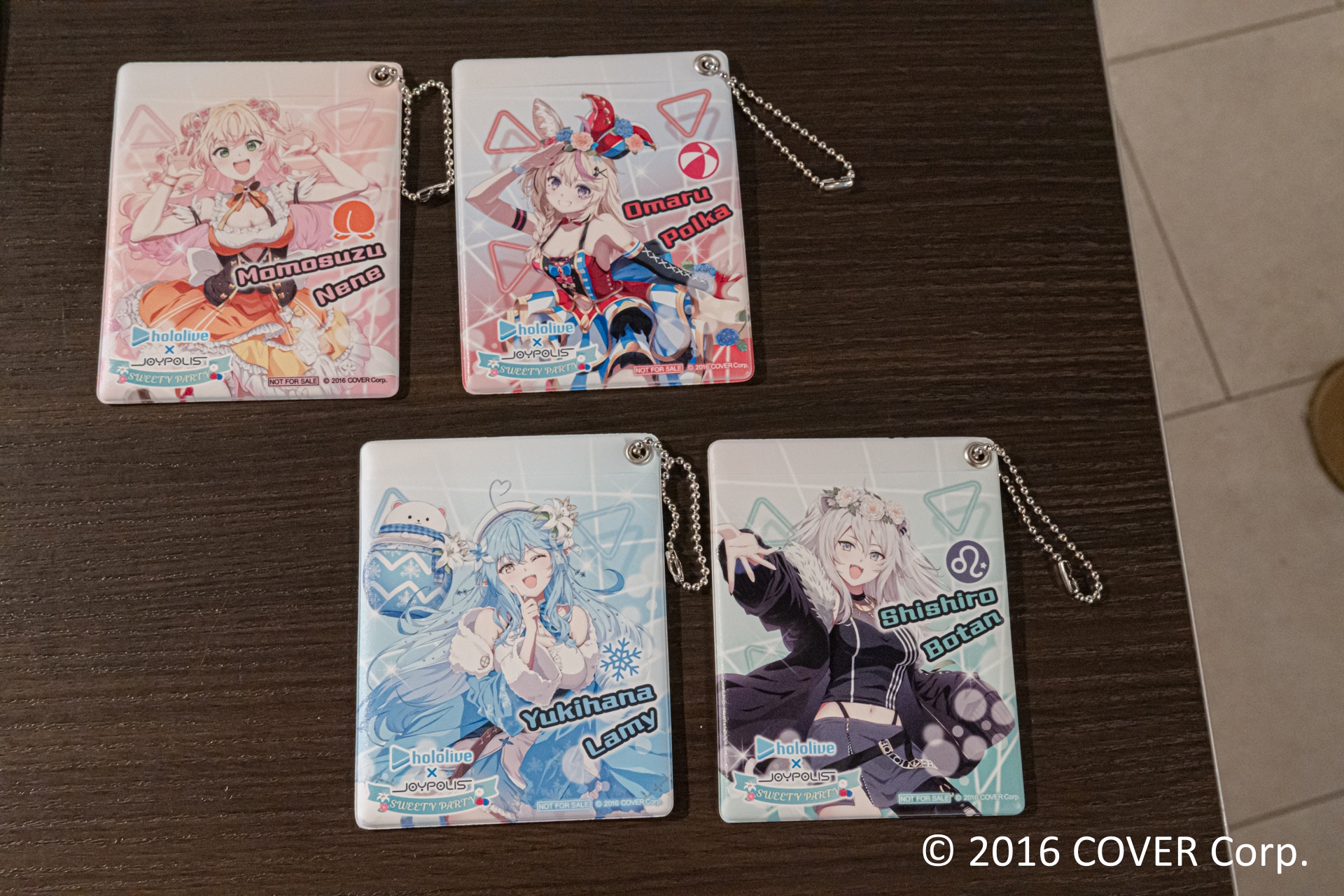 コラボメニューを注文できるカフェレストラン「Frame cafe」では、本イベント描き下ろしイラストでラッピングされたテーブルも用意されている。コラボメニューはもちろん、ぜひ思い思いのグッズとともに写真に収めてほしい。