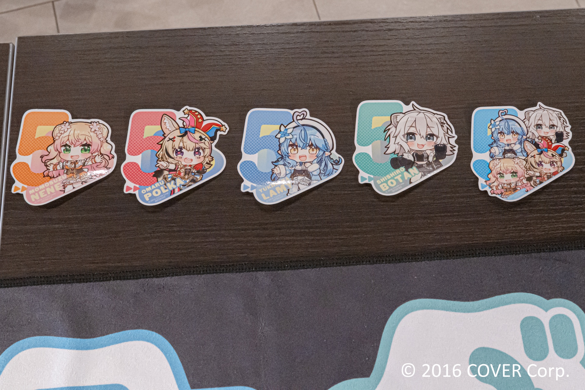 コラボメニューを注文できるカフェレストラン「Frame cafe」では、本イベント描き下ろしイラストでラッピングされたテーブルも用意されている。コラボメニューはもちろん、ぜひ思い思いのグッズとともに写真に収めてほしい。