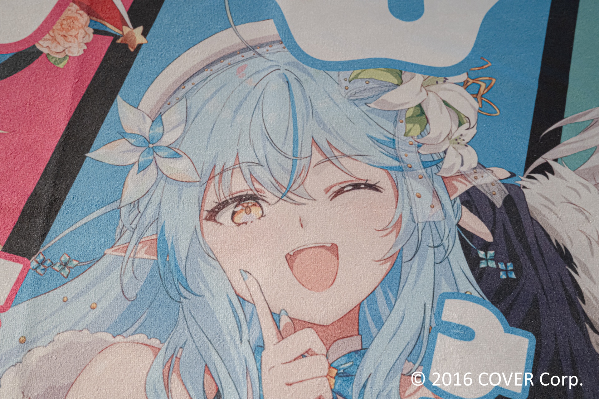 コラボメニューを注文できるカフェレストラン「Frame cafe」では、本イベント描き下ろしイラストでラッピングされたテーブルも用意されている。コラボメニューはもちろん、ぜひ思い思いのグッズとともに写真に収めてほしい。