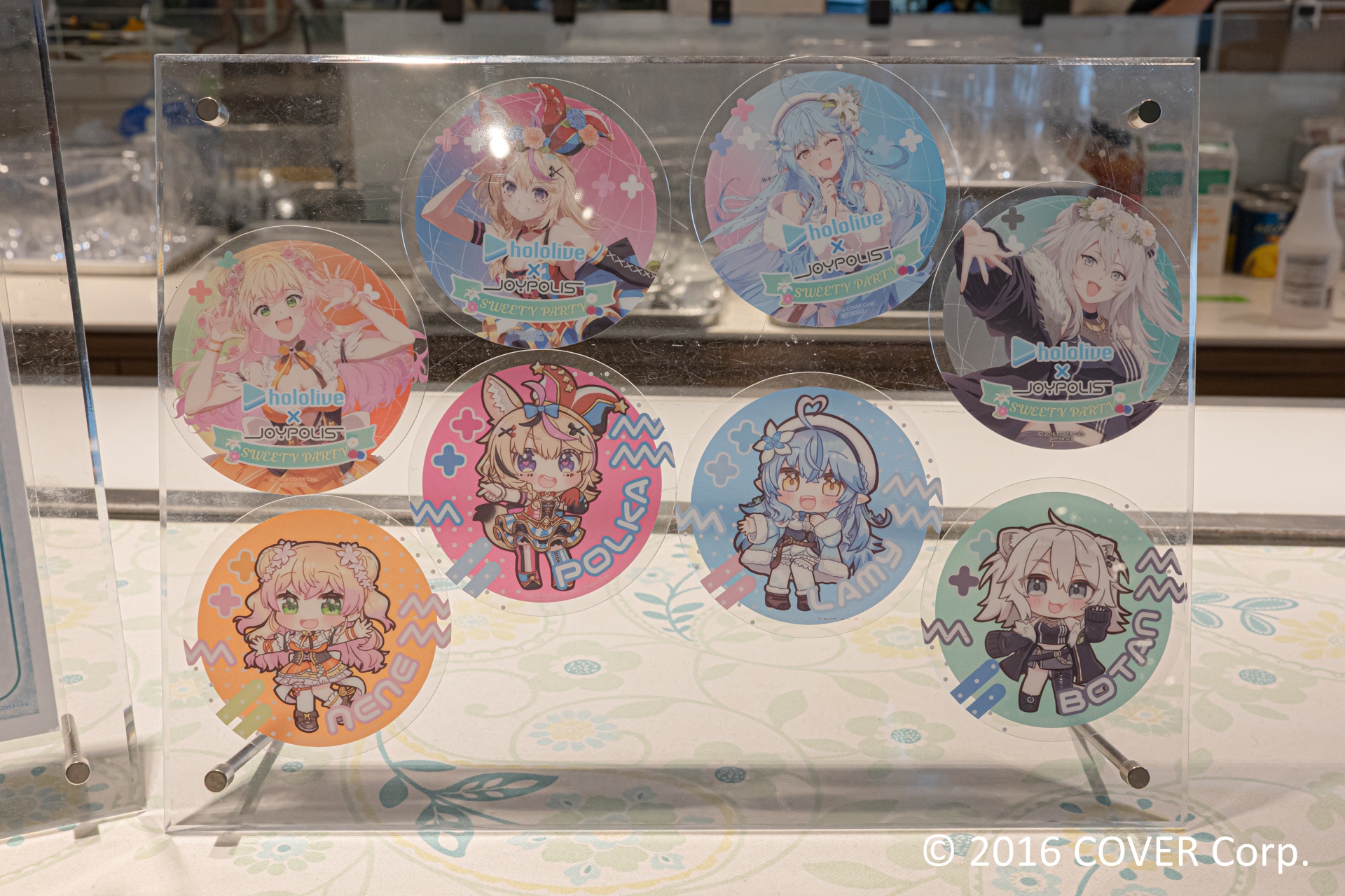 コラボメニューを注文できるカフェレストラン「Frame cafe」では、本イベント描き下ろしイラストでラッピングされたテーブルも用意されている。コラボメニューはもちろん、ぜひ思い思いのグッズとともに写真に収めてほしい。