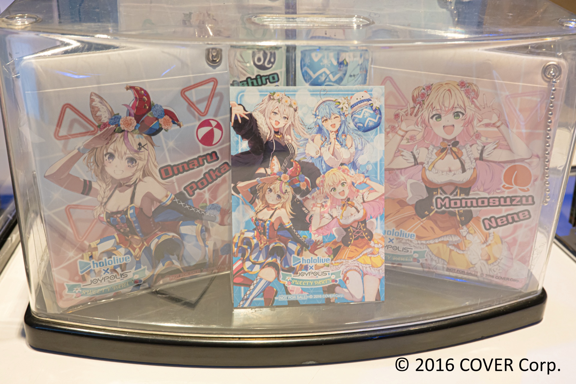 コラボメニューを注文できるカフェレストラン「Frame cafe」では、本イベント描き下ろしイラストでラッピングされたテーブルも用意されている。コラボメニューはもちろん、ぜひ思い思いのグッズとともに写真に収めてほしい。