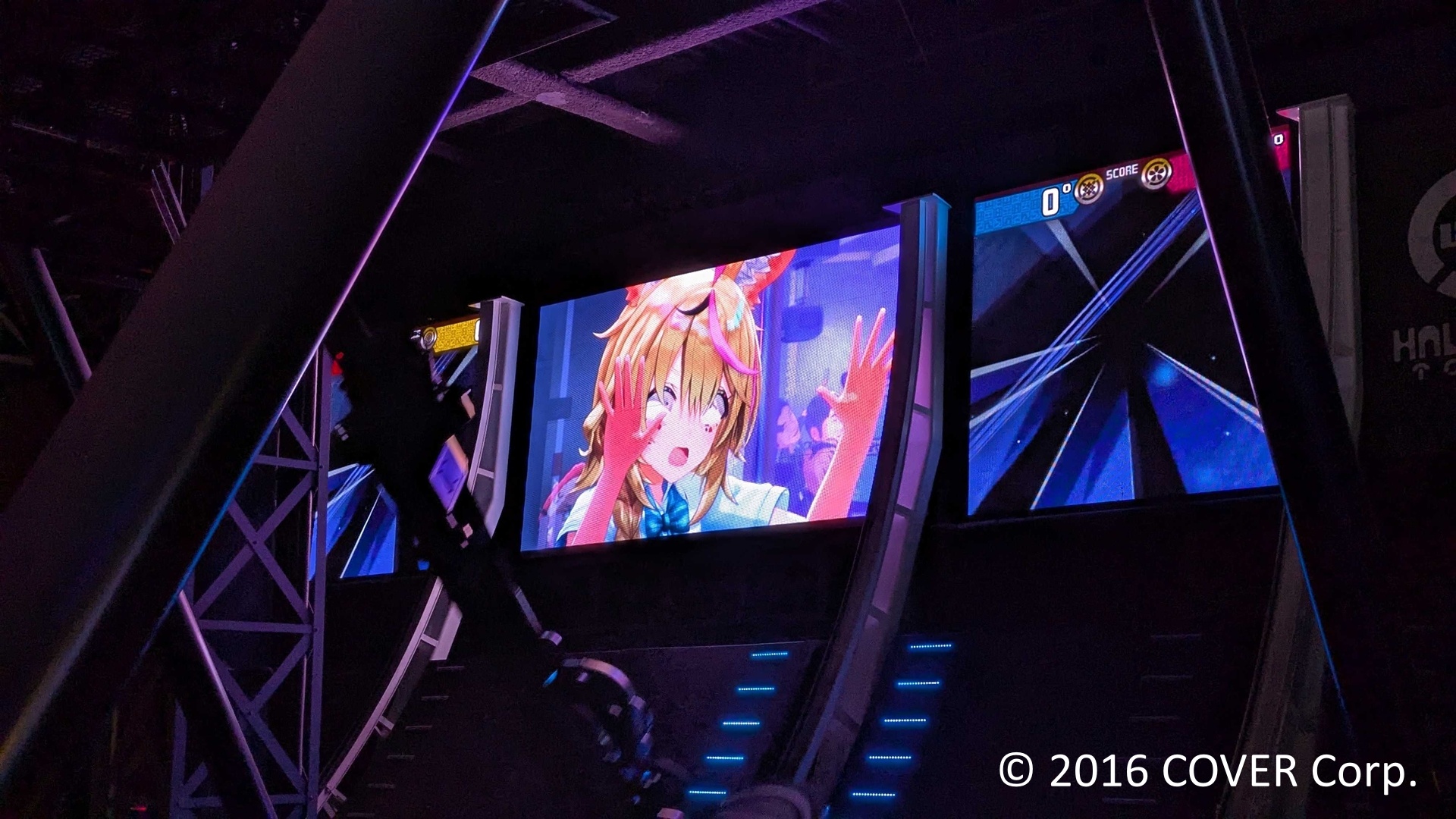 アトラクションのモニターではMVも再生されている