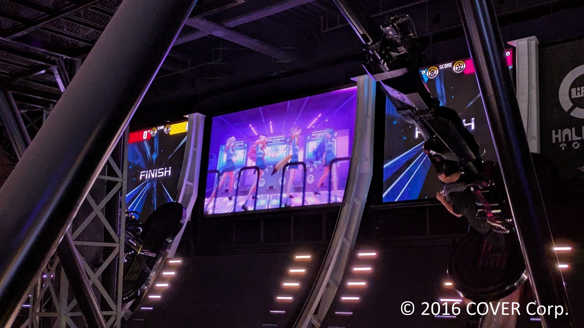 アトラクションのモニターではMVも再生されている