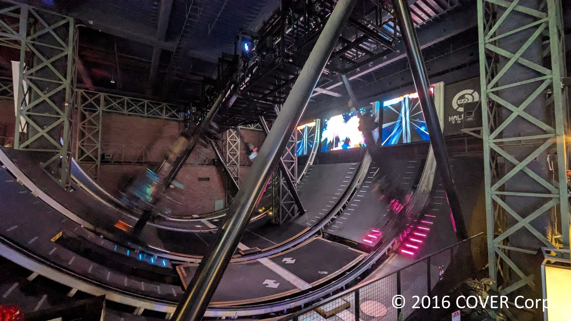 アトラクションのモニターではMVも再生されている