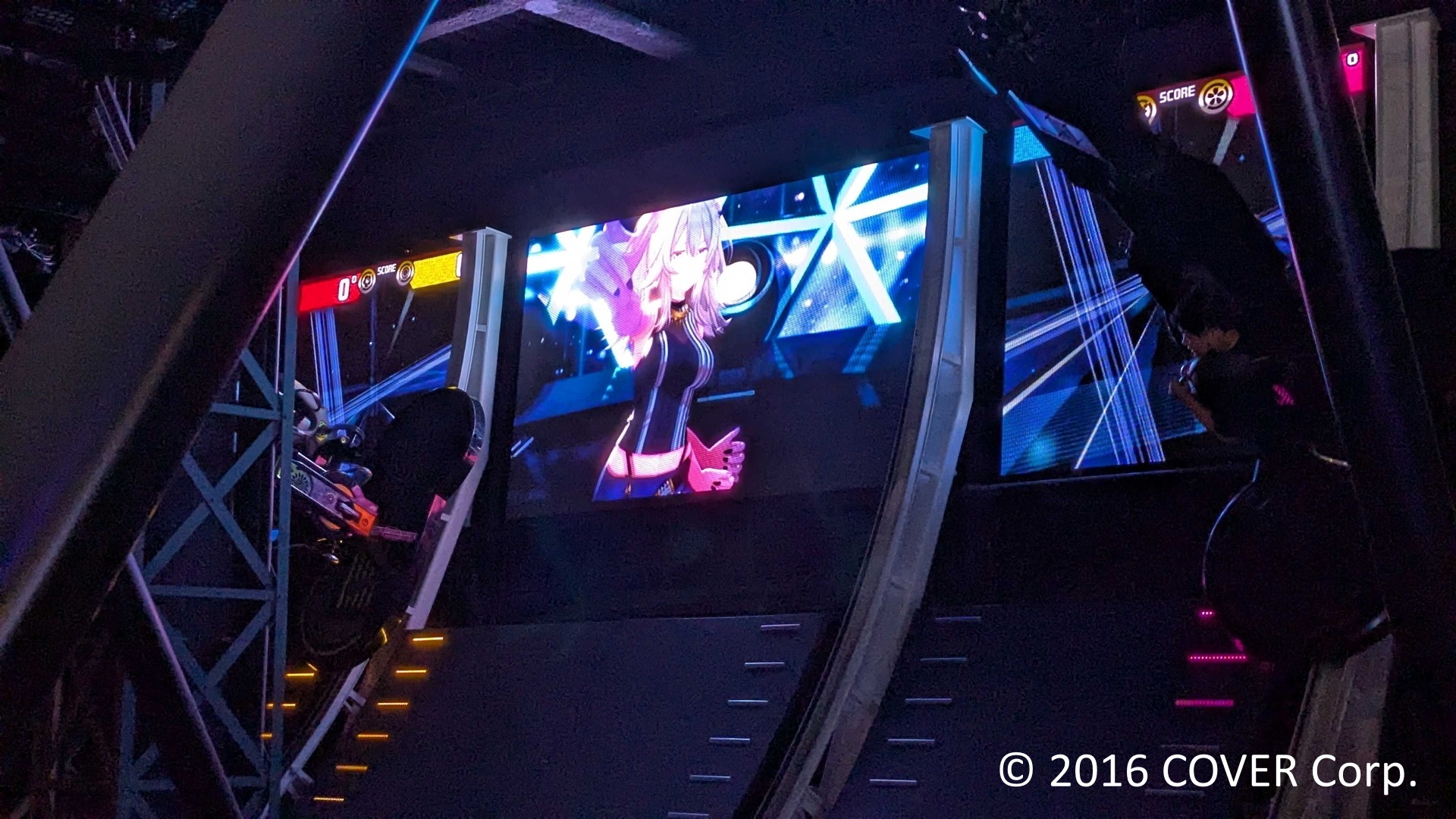 アトラクションのモニターではMVも再生されている