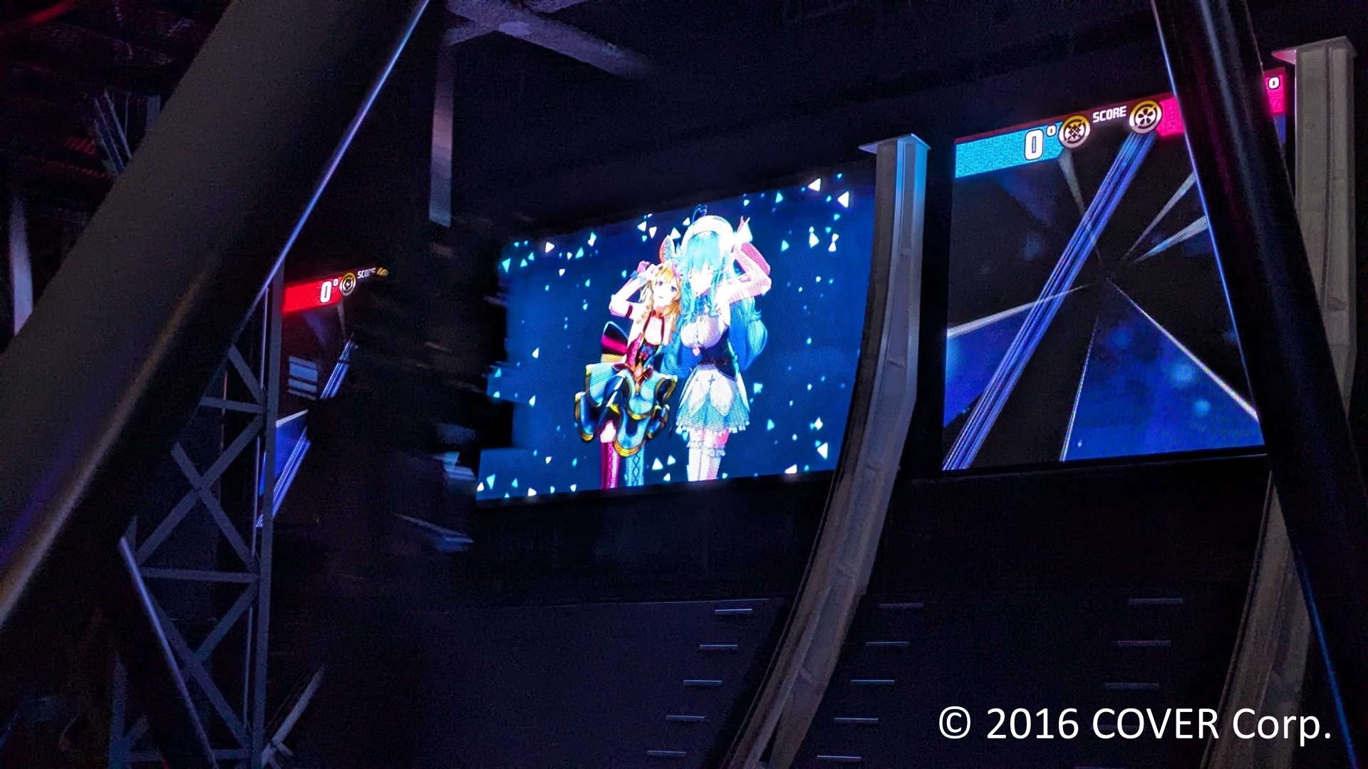 アトラクションのモニターではMVも再生されている