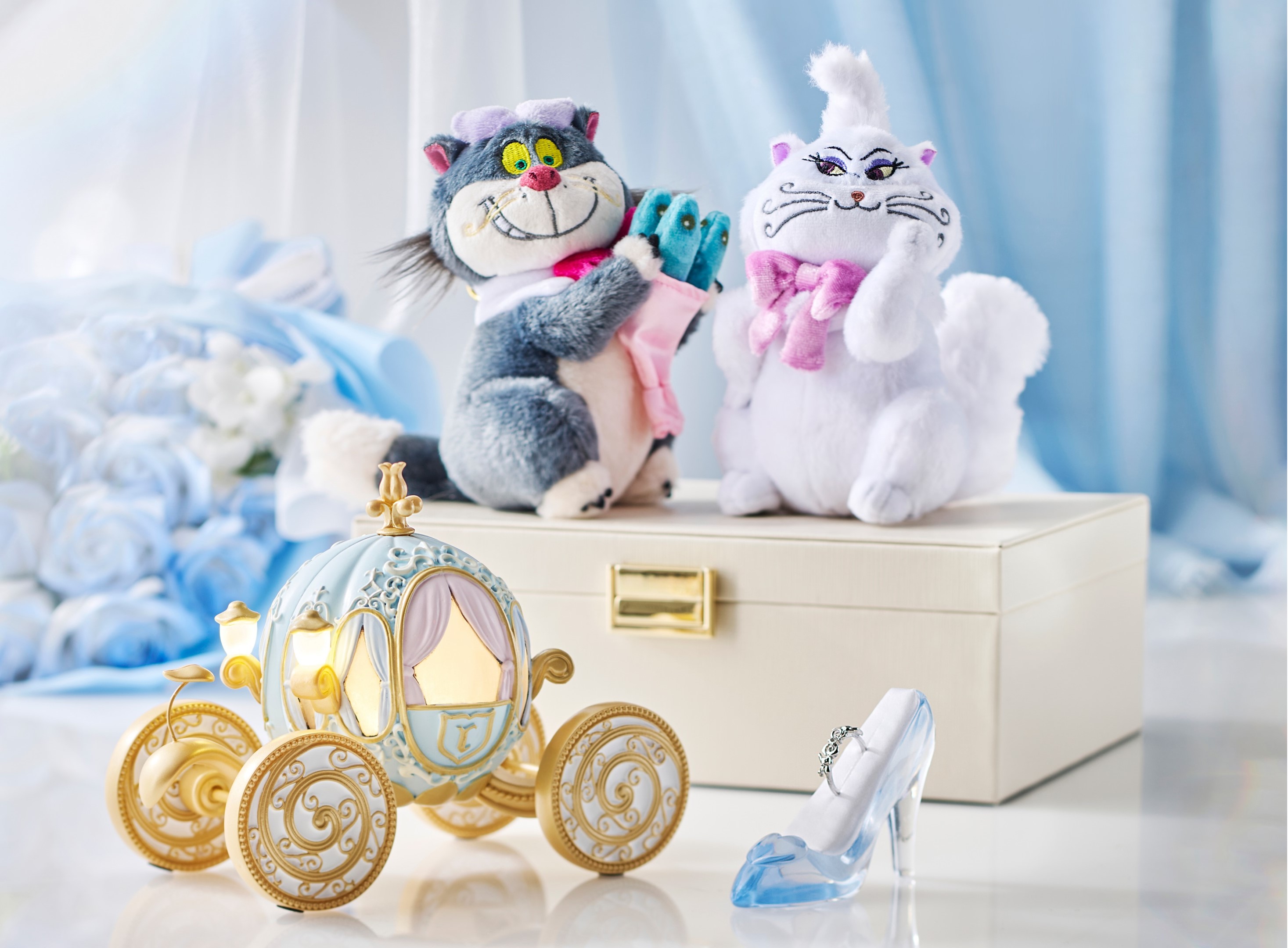 イメージ。ぬいぐるみキーチェーン＜ルシファー＞/価格：2,800円、ぬいぐるみキーチェーン＜ポムポム＞/価格：2,600円、LED ライトフィギュア/価格：6,200円、リング ホルダー付き/価格：4,900円