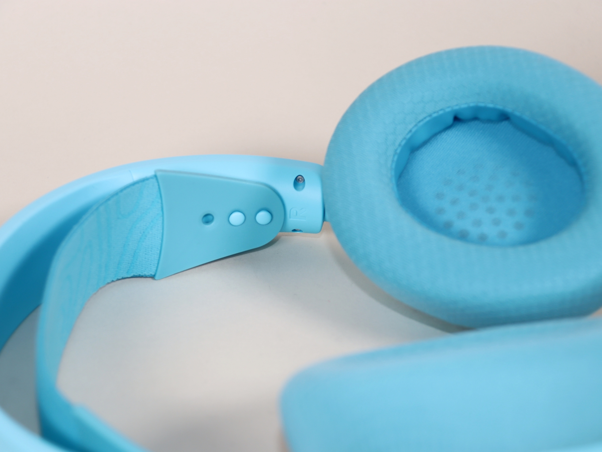 ヘッドバンド部分。軽くてしなやかな仕上がり