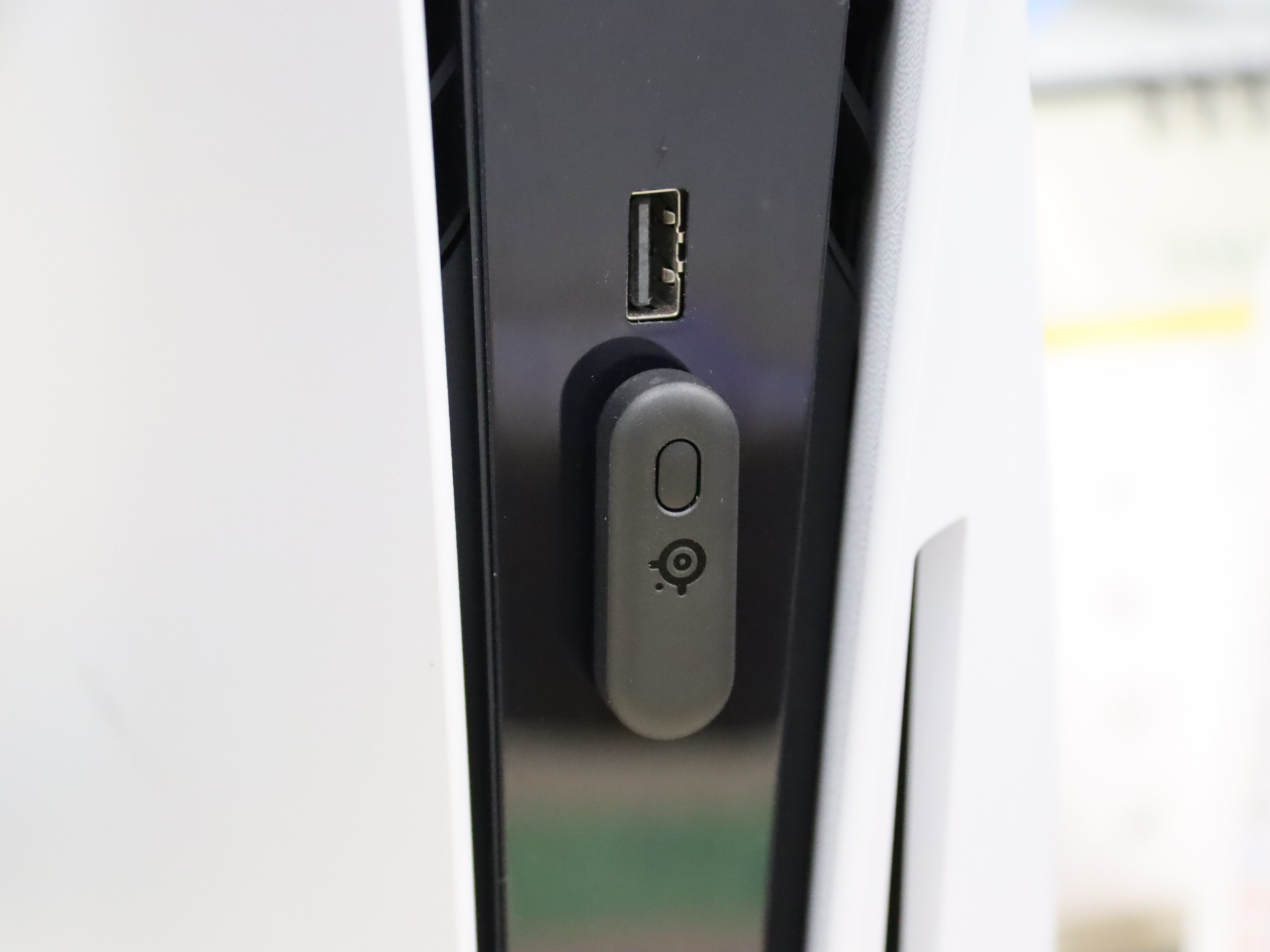 PS5の正面に取り付けたところ