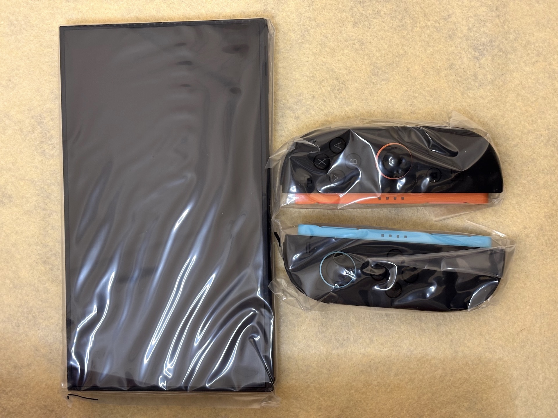 液晶本体は、初代Switchよりも一回り大きい