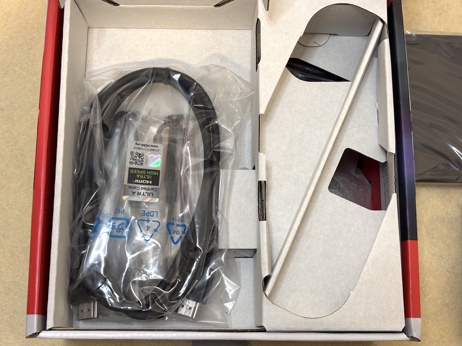 このケーブルはちょっとわかりにくいところに入っているので、しっかり確認しよう