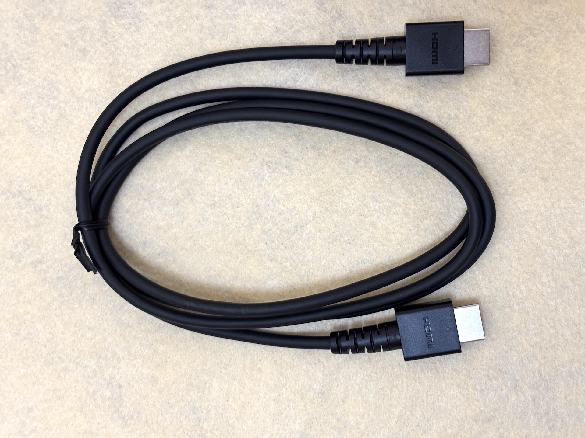 HDMIケーブル。十分な長さのものだ