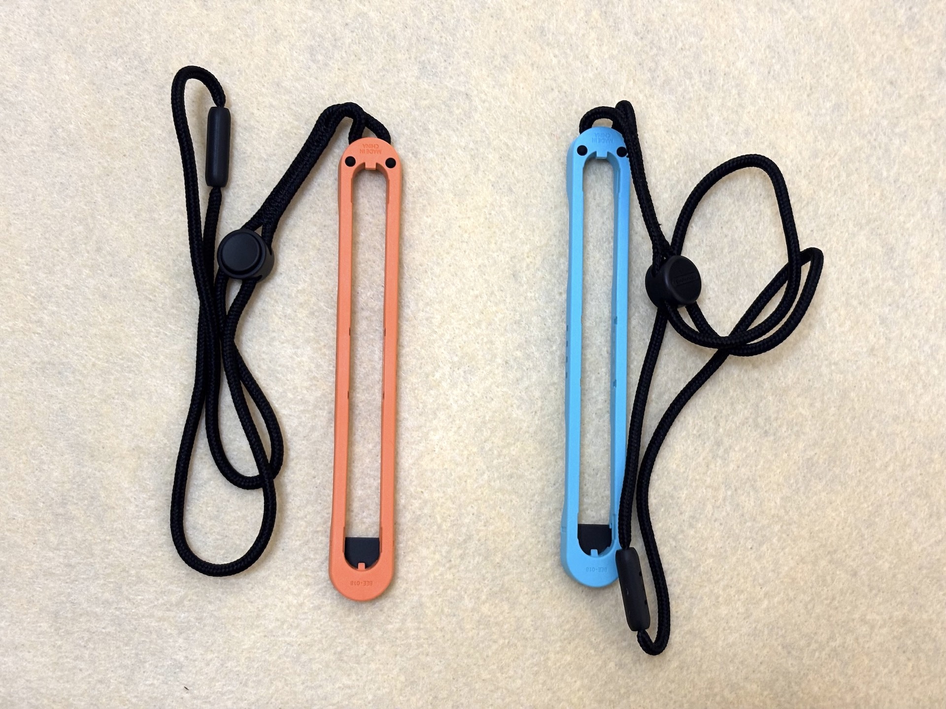 「Joy-Con 2」用のストラップ。「Joy-Con 2」を手持ちで使用するときは必ず装着しよう