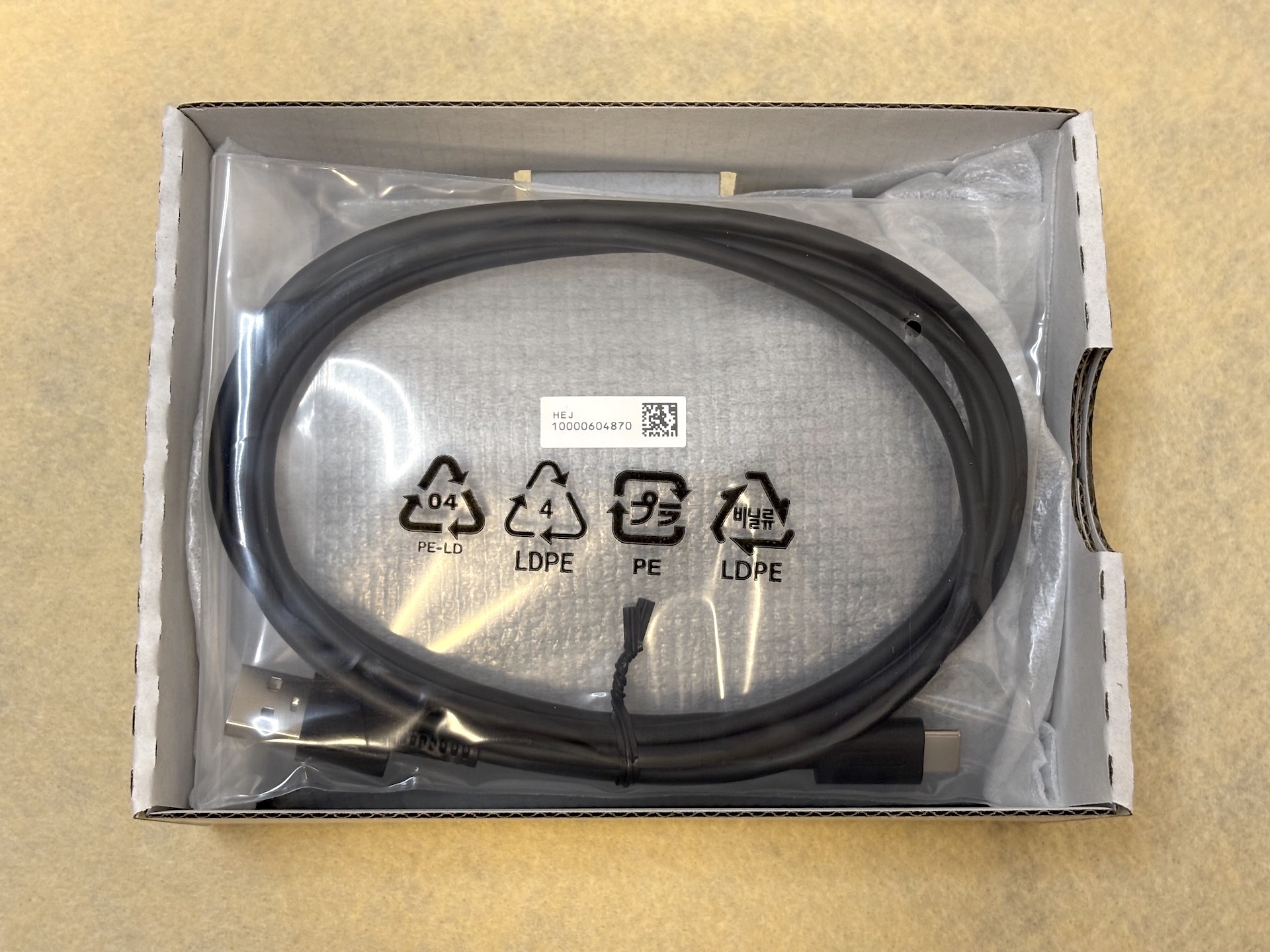 USBケーブル。あまり長くないので、普段テレビでプレイする人は長いケーブルを購入したほうがいいかもしれない