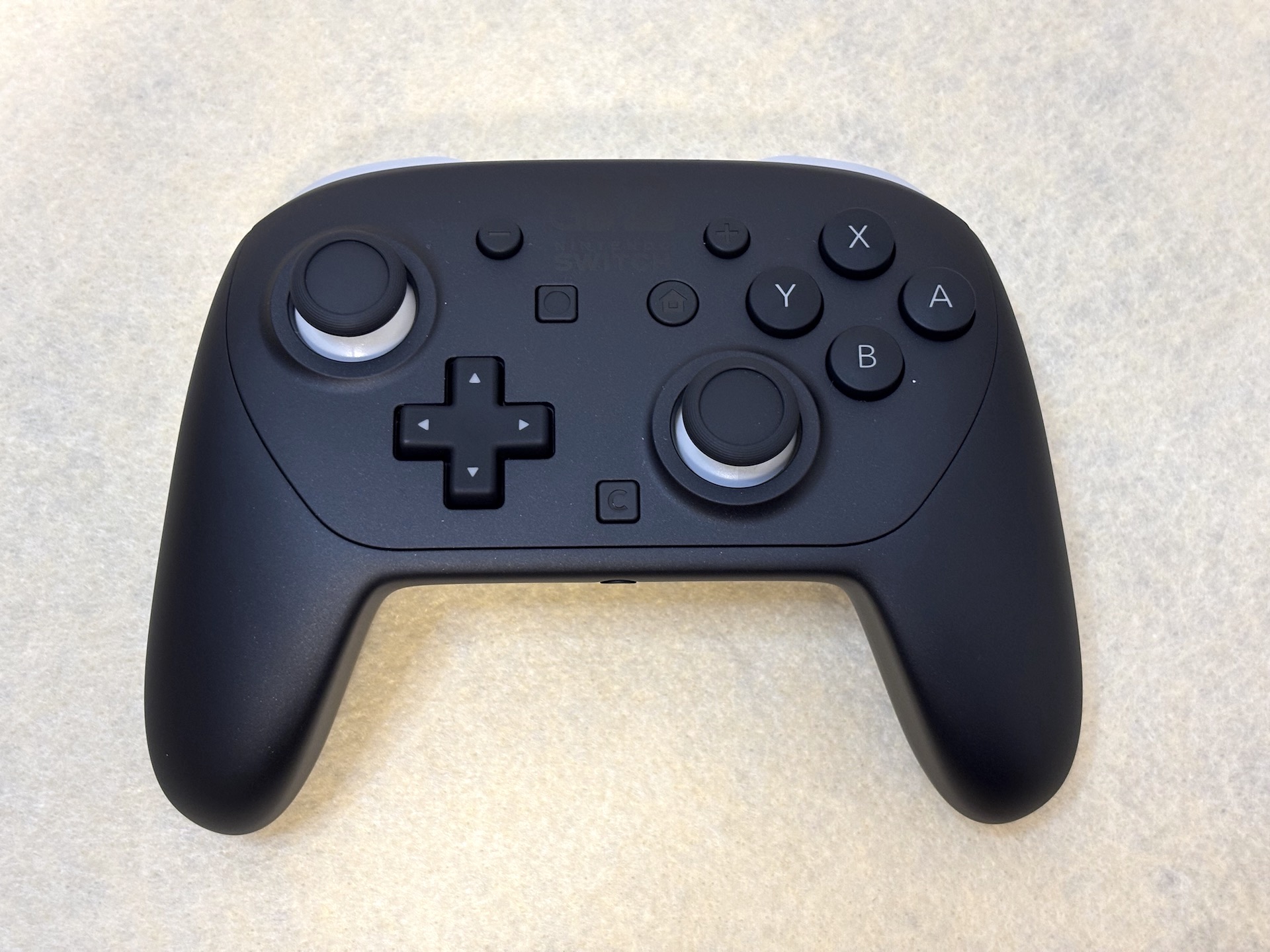 プロコン2。「Joy-Con 2」用グリップに「Joy-Con 2」を装着するよりは小さいので、使いやすそうだ