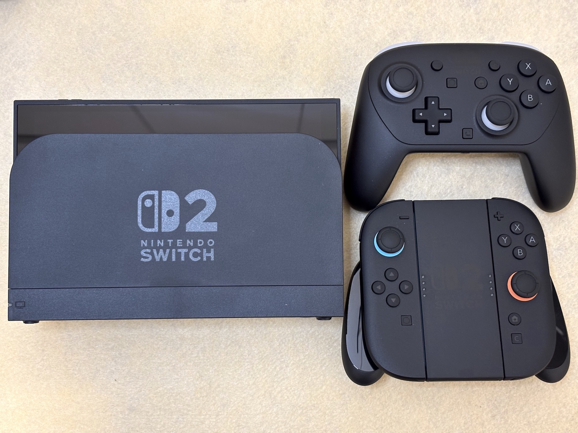 Switch2本体、「Joy-Con 2」用グリップ、プロコン2の大きさ比較