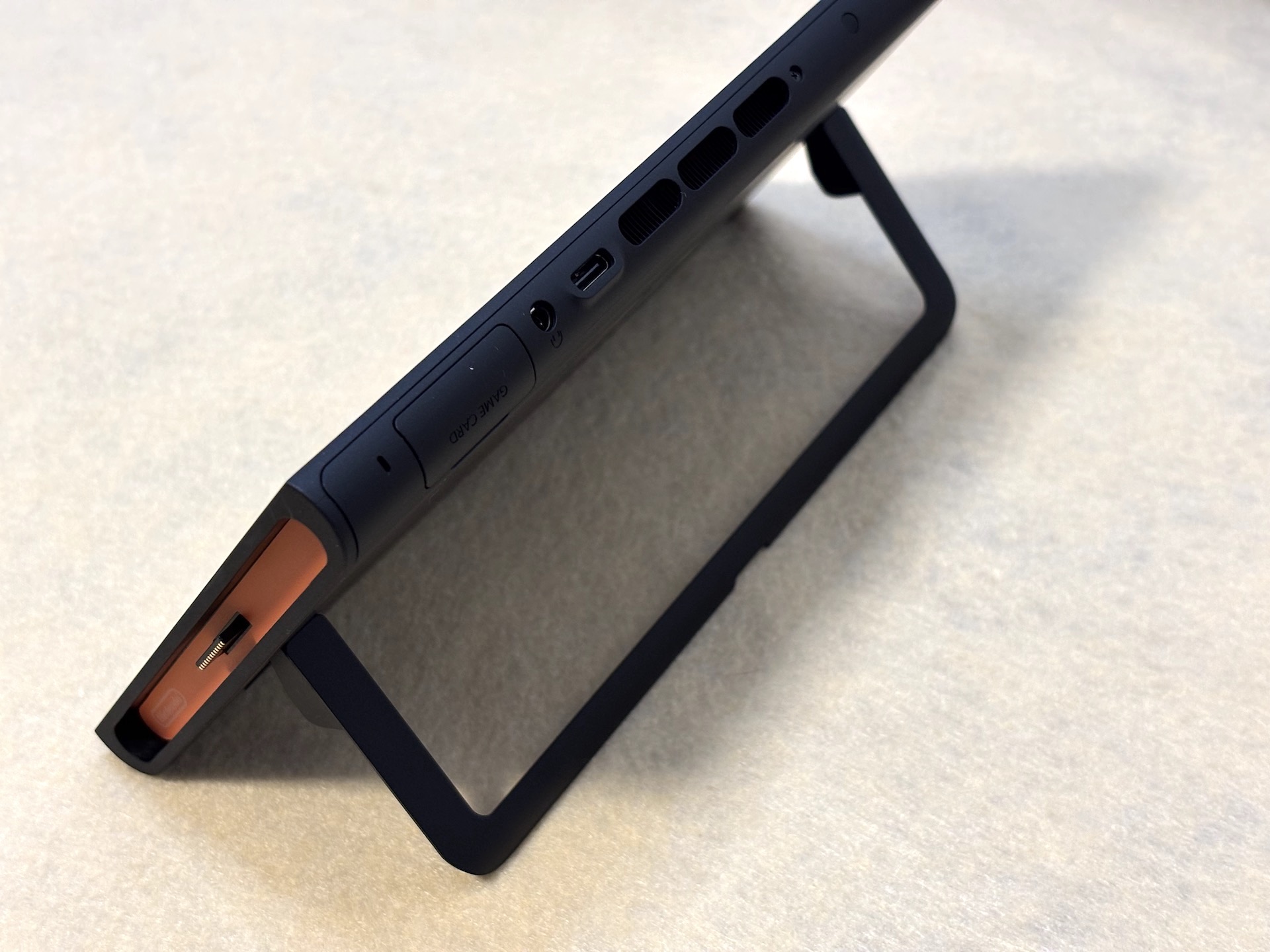 本体をキックスタンドで立てた状態。キックスタンドは調整ができるようになっていて、角度を変えられる