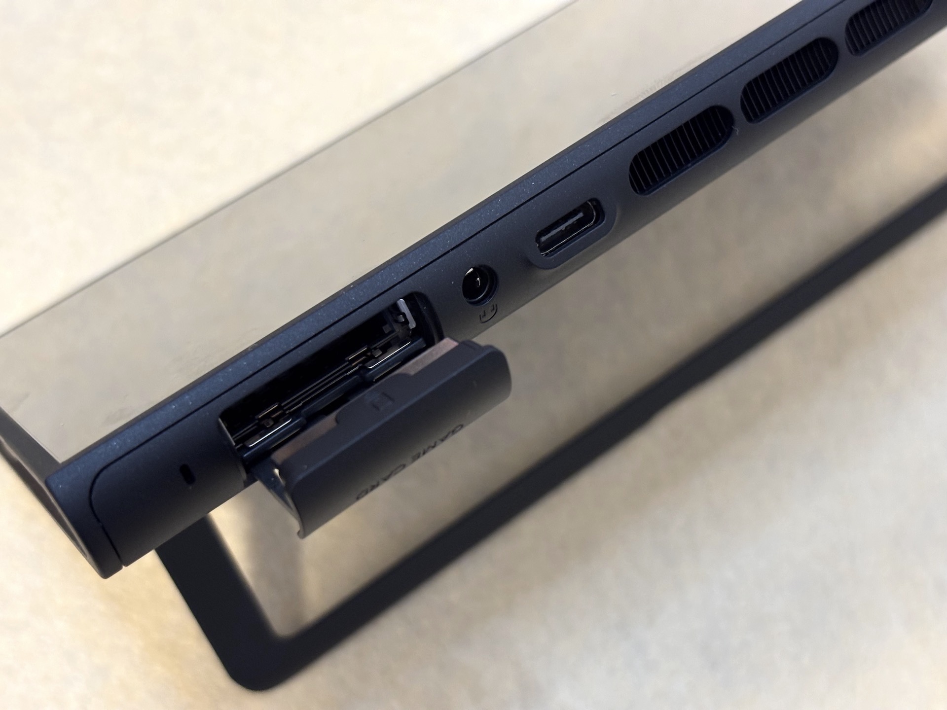 ゲームカードの差込口など。イヤホンジャックなどはここ。USB Type-Cのポートもひとつある。こちらにはSwitch2用のカメラなどを差すと良いだろう