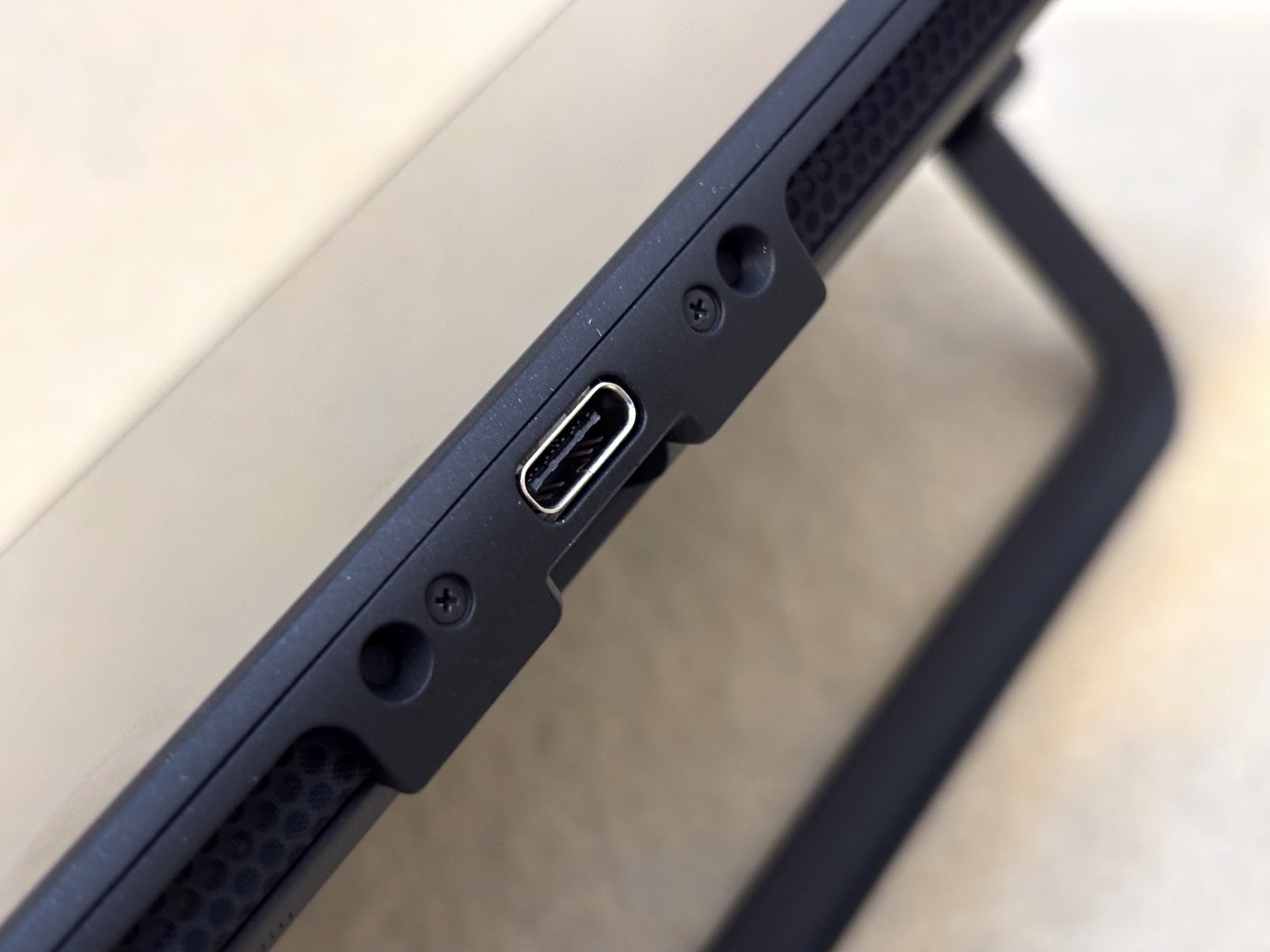 本体の底面にもUSB Type-Cのポートがある。主に充電用だろう