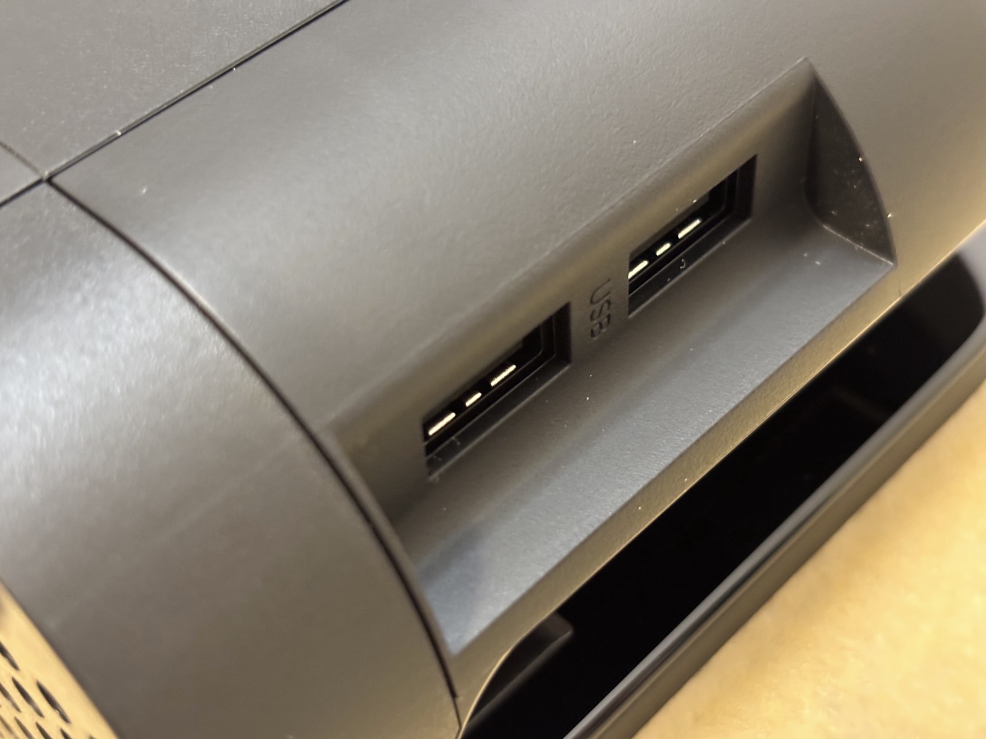 ドック。USBポートが2つ用意されているのは初代Switchと同じ