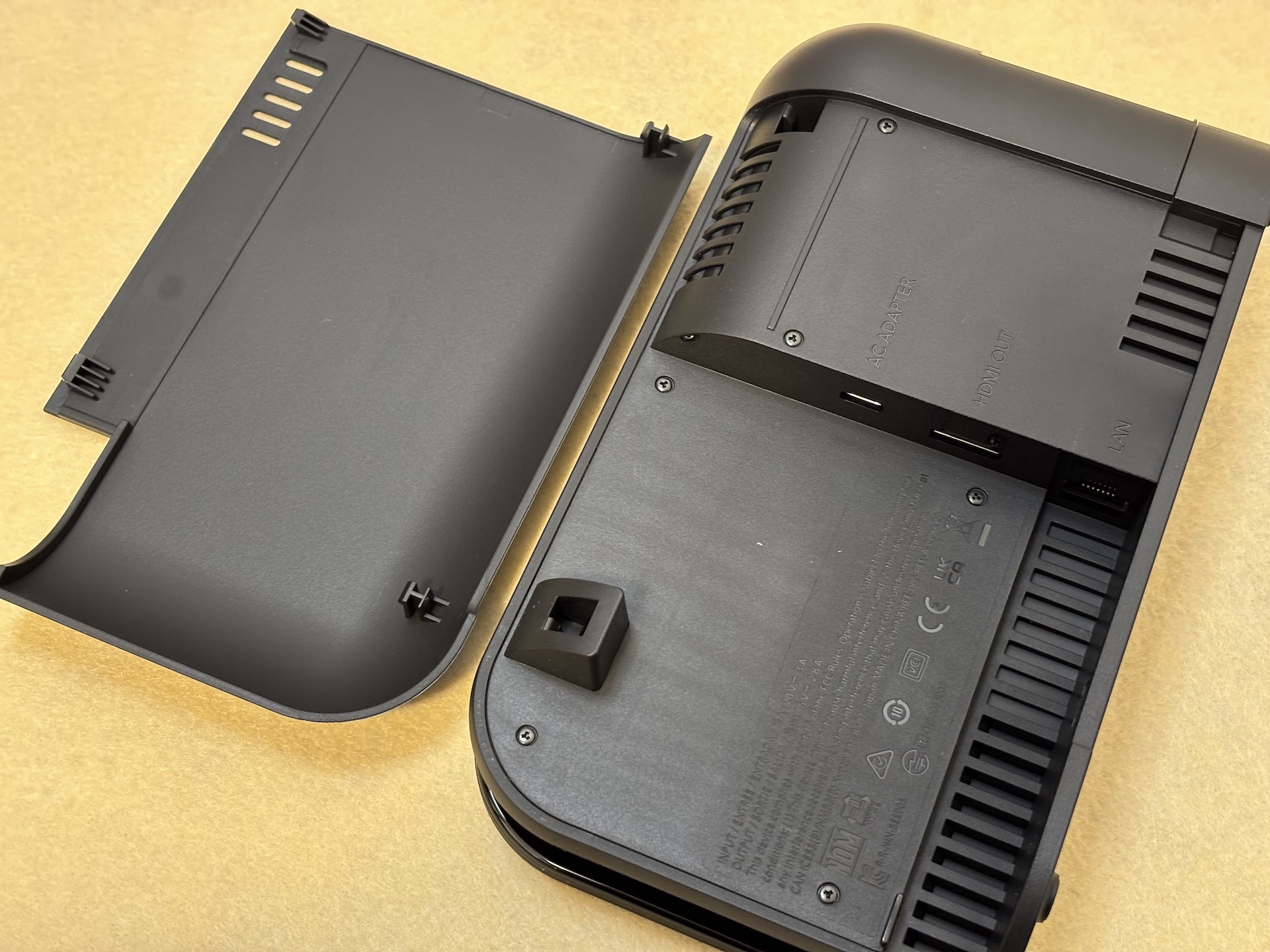 ドックの背面の蓋はカパっと取れるようになっていて、ACアダプター、HDMIケーブル、有線LANのケーブルを差せるようになっている