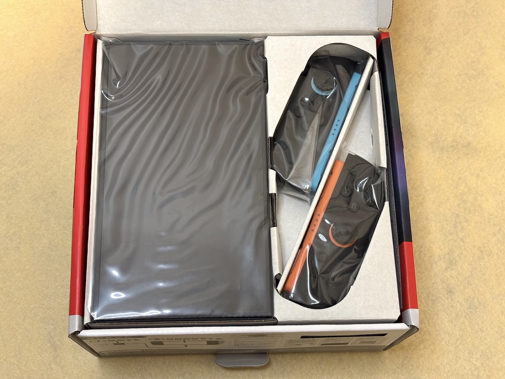 液晶本体と、「Joy-Con 2」がお目見え。