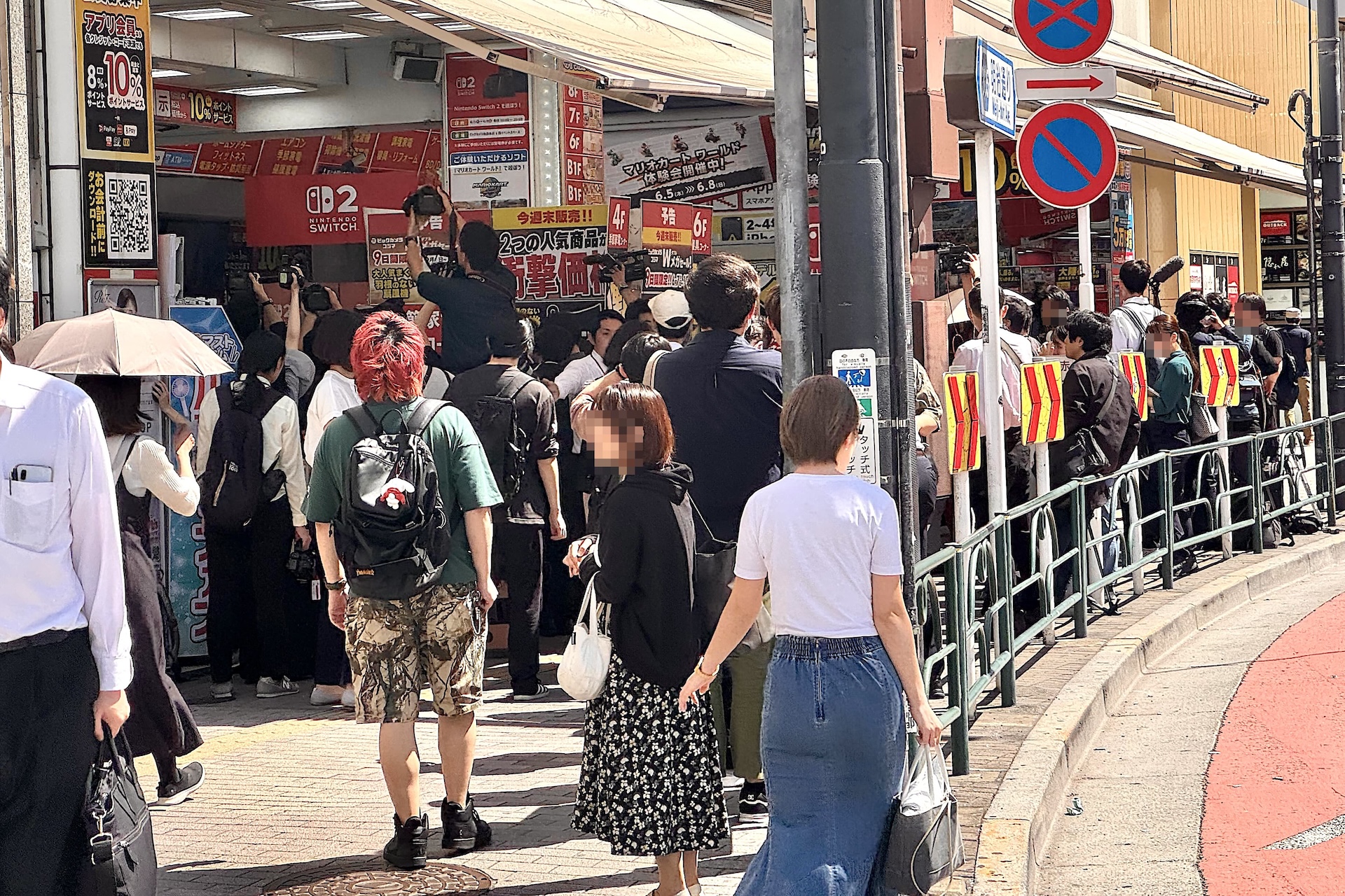 ビックカメラ池袋本店前。筆者が到着した頃は既にこの状態
