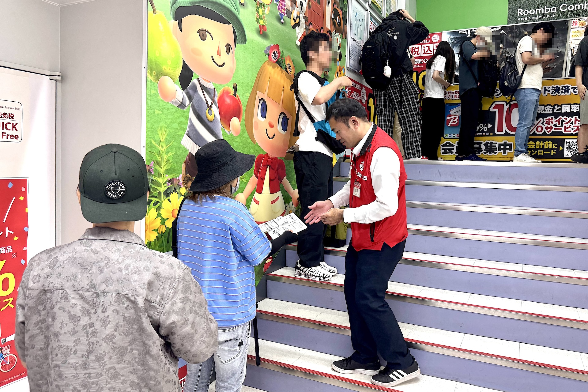 さらに下へ降りてようやく最後尾。ここからさらに伸びて行きそうな雰囲気だった