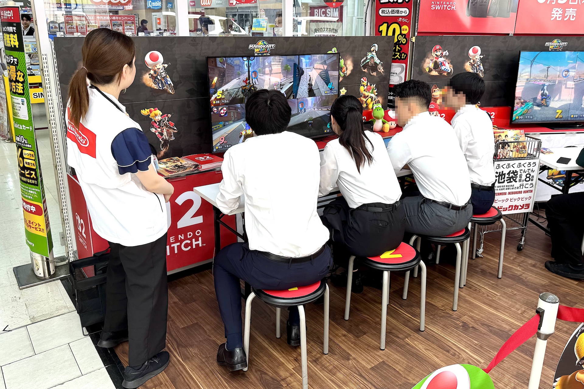 1回イベントスペースでは「マリカート ワールド」の体験コーナーが設けられている。近くにお勤めの方達だろうか。グループで参加しているようだ。めっちゃ楽しそう